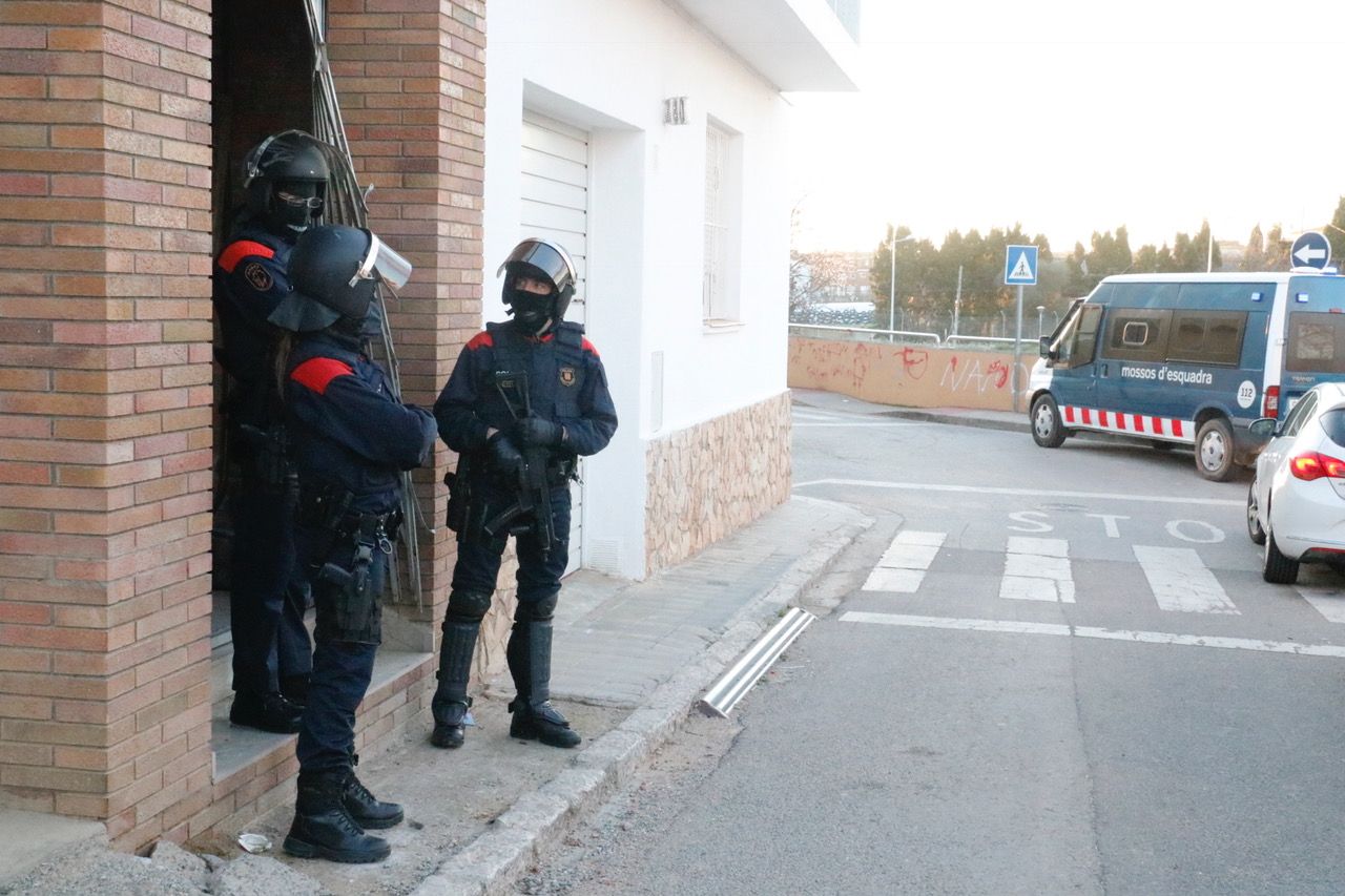 Mossos y Guardia Urbana registran un narcopiso en el Arrabal
