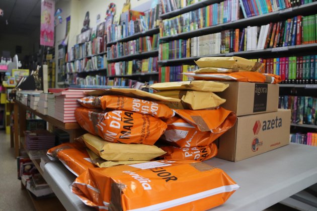 Les comandes de llibres preparades per enviar als clients a l'interior de la llibreria Adserà/ACN