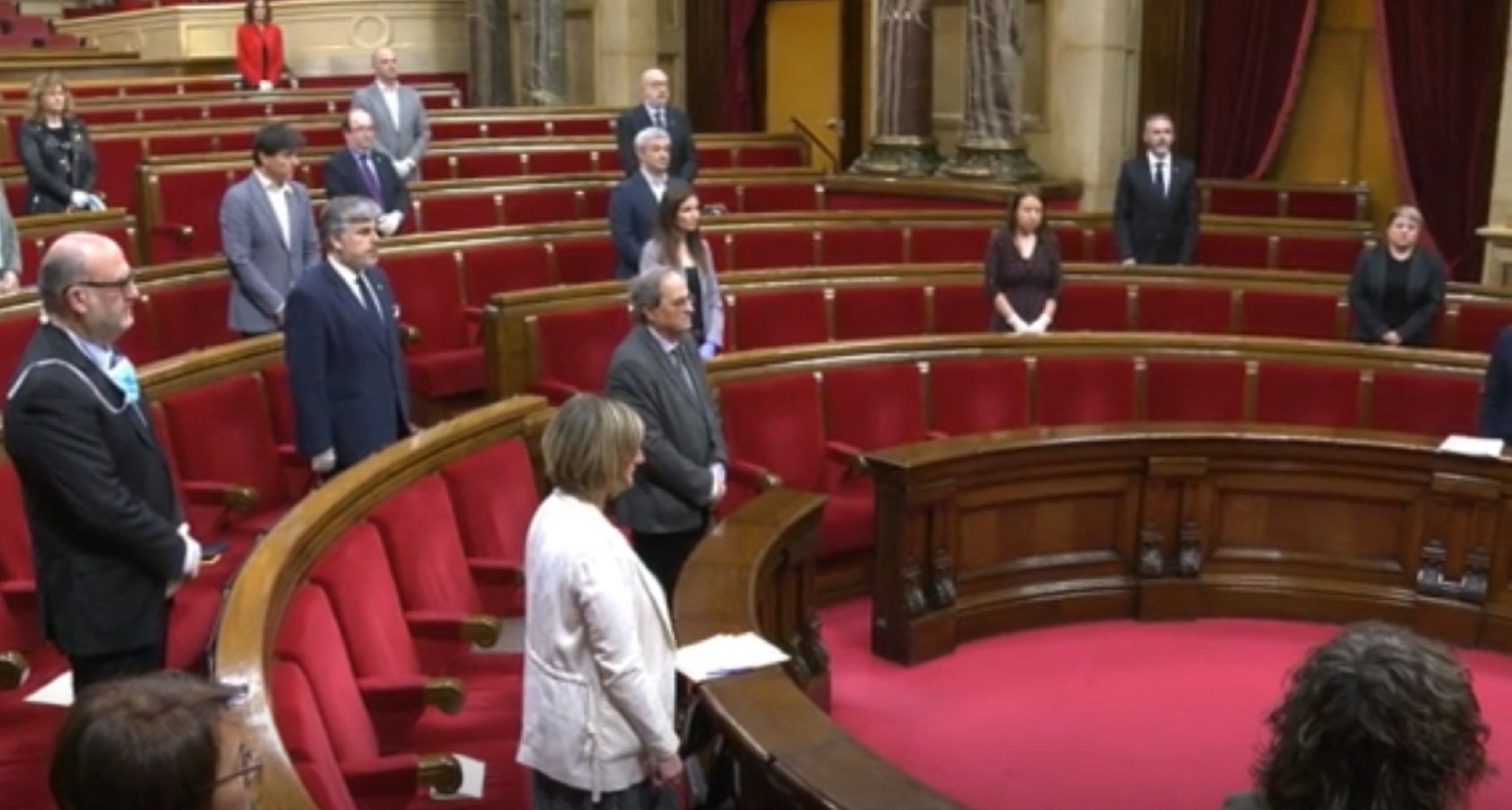 Minuto de silencio por las víctimas del coronavirus en el pleno del Parlament