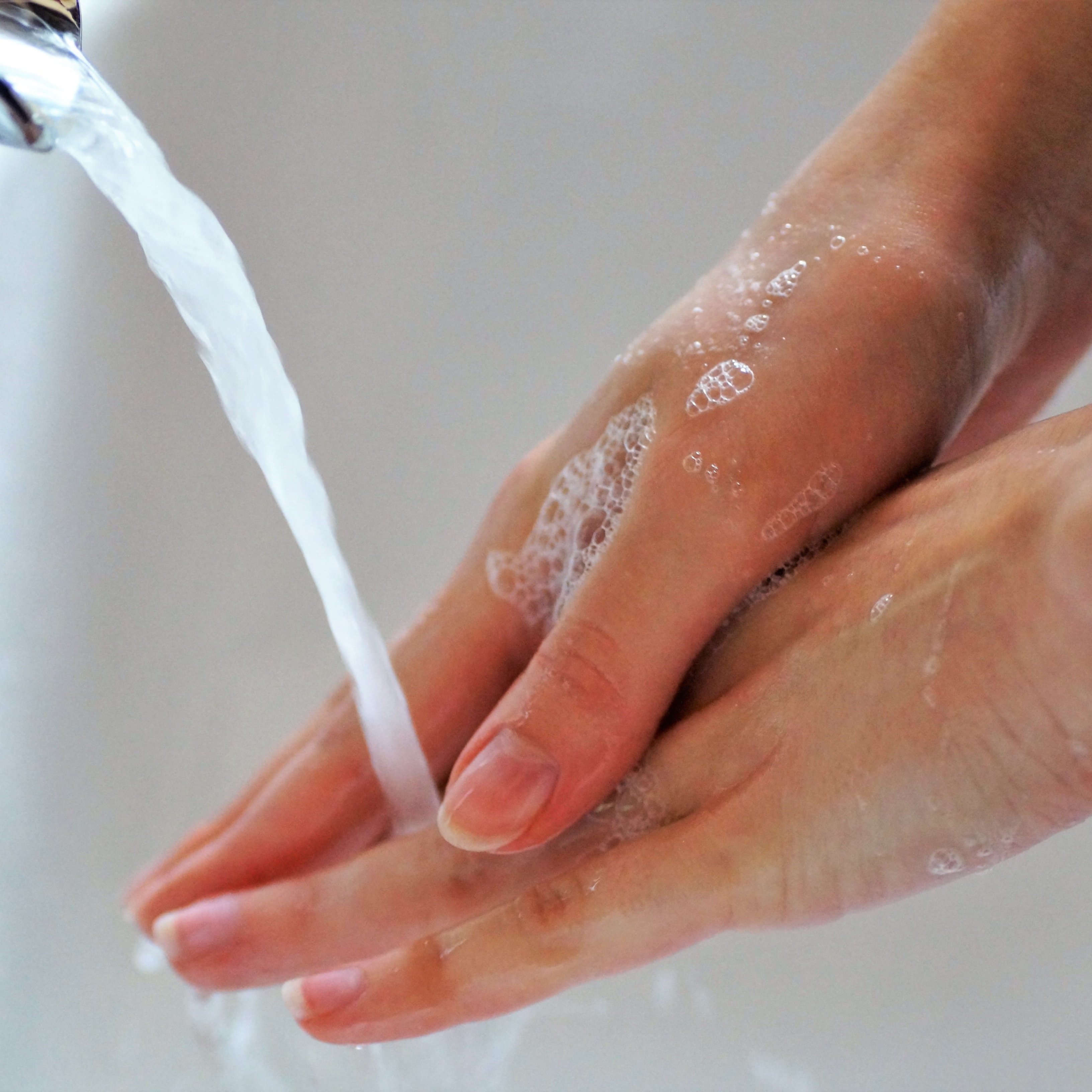 Mejor secarse las manos con papel para evitar el contagio por coronavirus