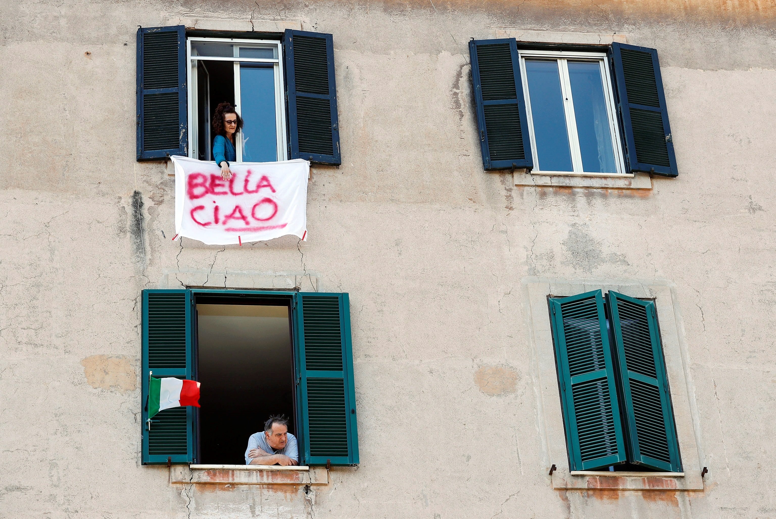 Italia supera los 26.000 muertos pero reduce la cifra de positivos