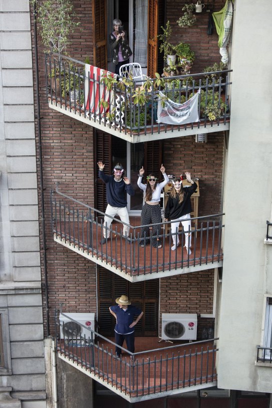 Confinament Coronavirus Balcons Festa Balmes Covidfarra - Sergi Alcazar