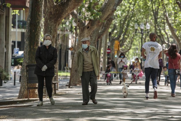 desconfinamiento calles personas mayores abuelos mascarilla niños poblenou coronavirus - Sergi Alcazar