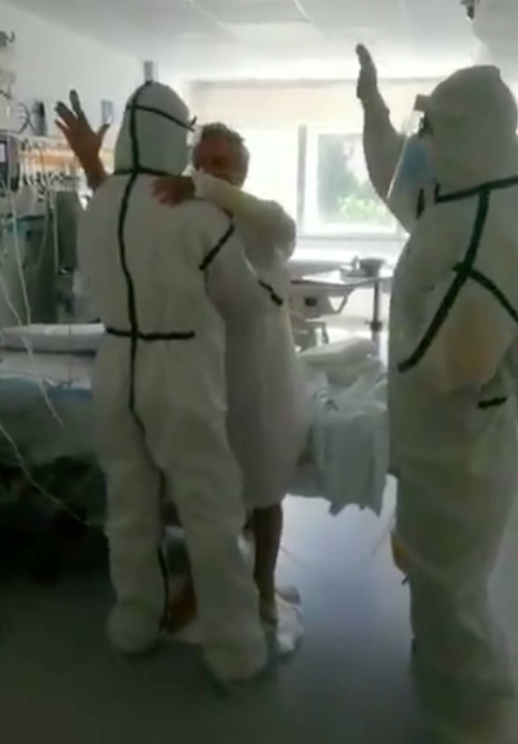 Así baila un paciente de coronavirus después de 30 días ingresado en la UCI