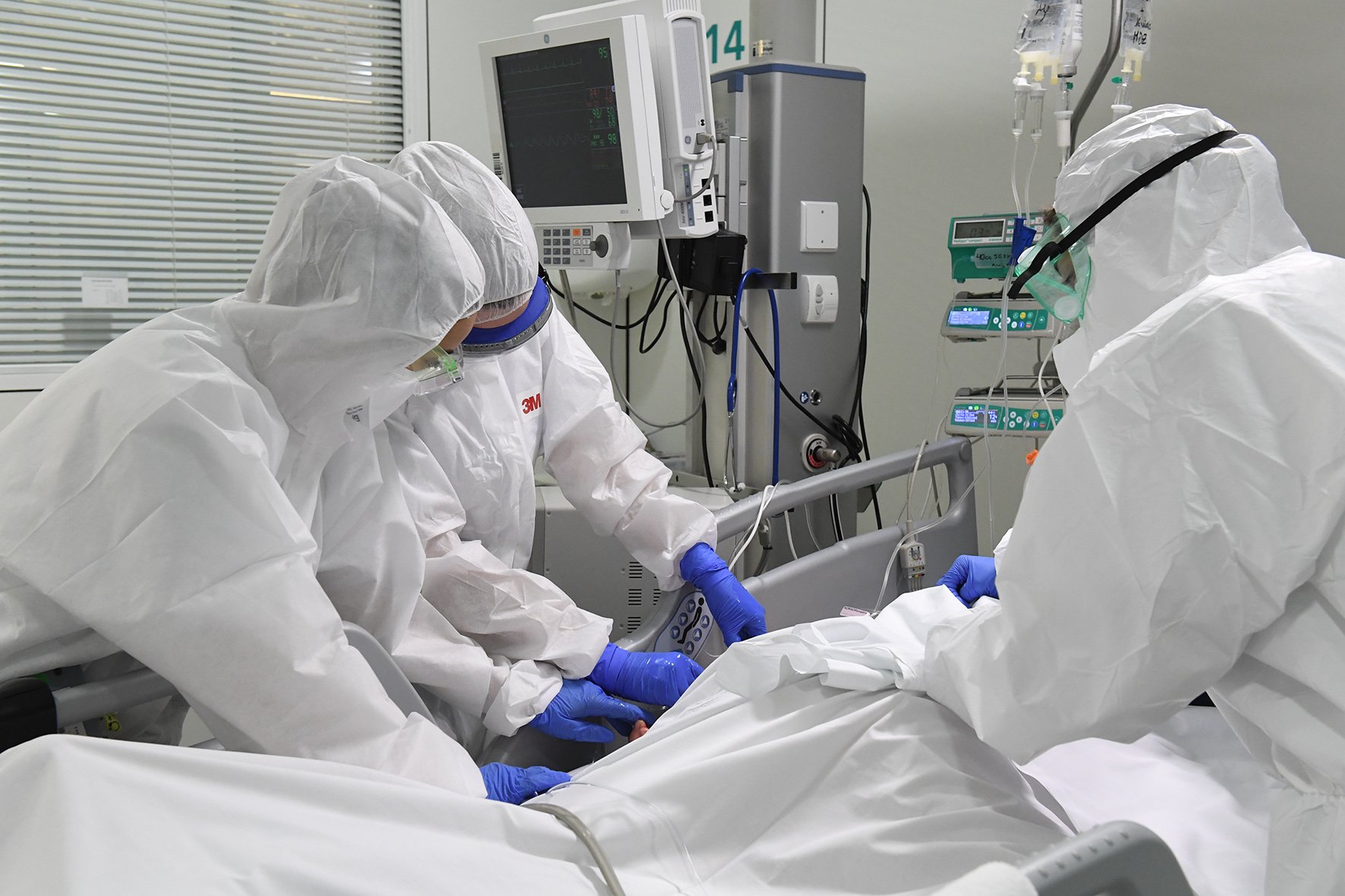 Impotència, agafar la mà i compartir pors: la Covid-19 vista per infermeres