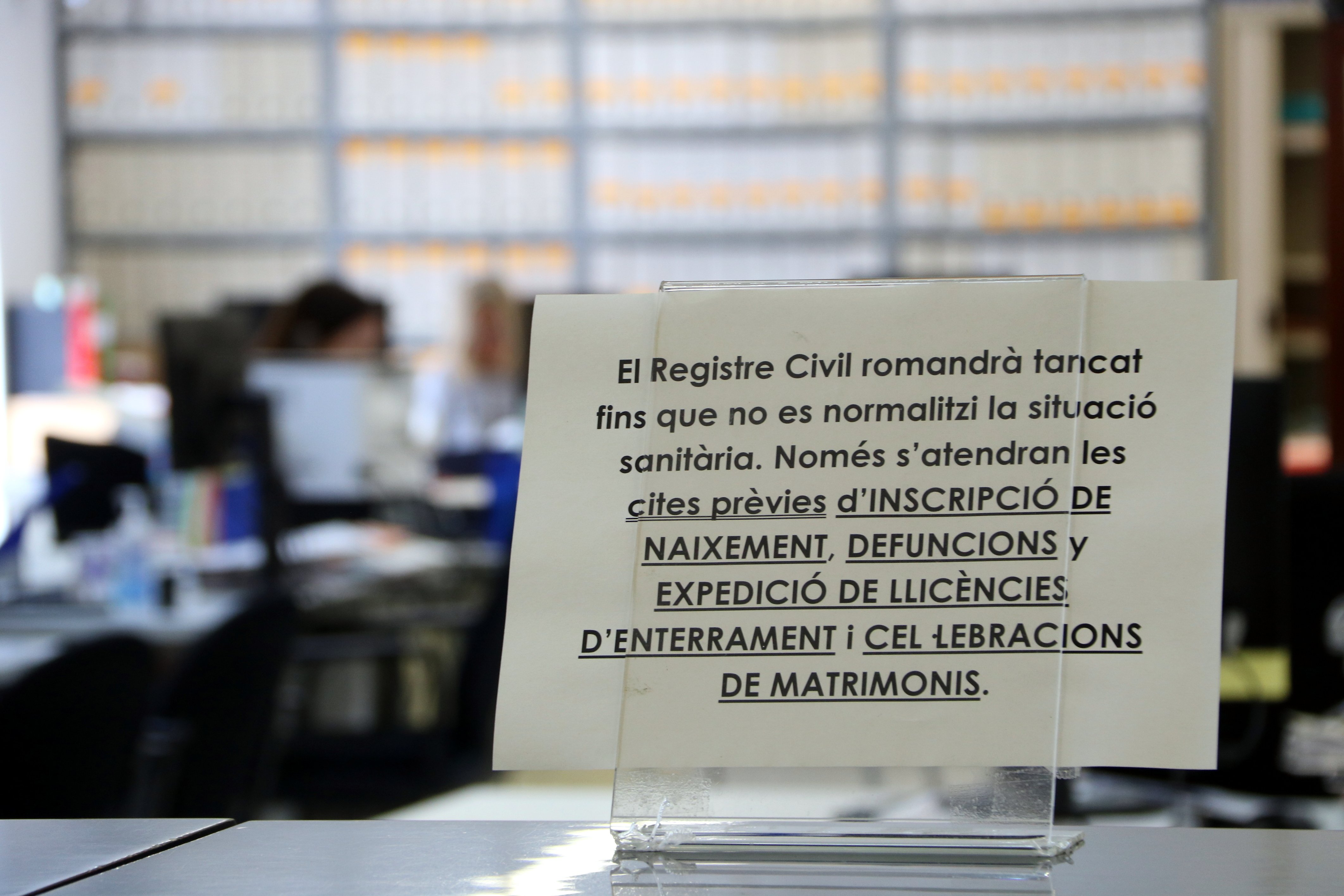 El registre civil, desbordat: hores de cua per inscriure nadons i difunts