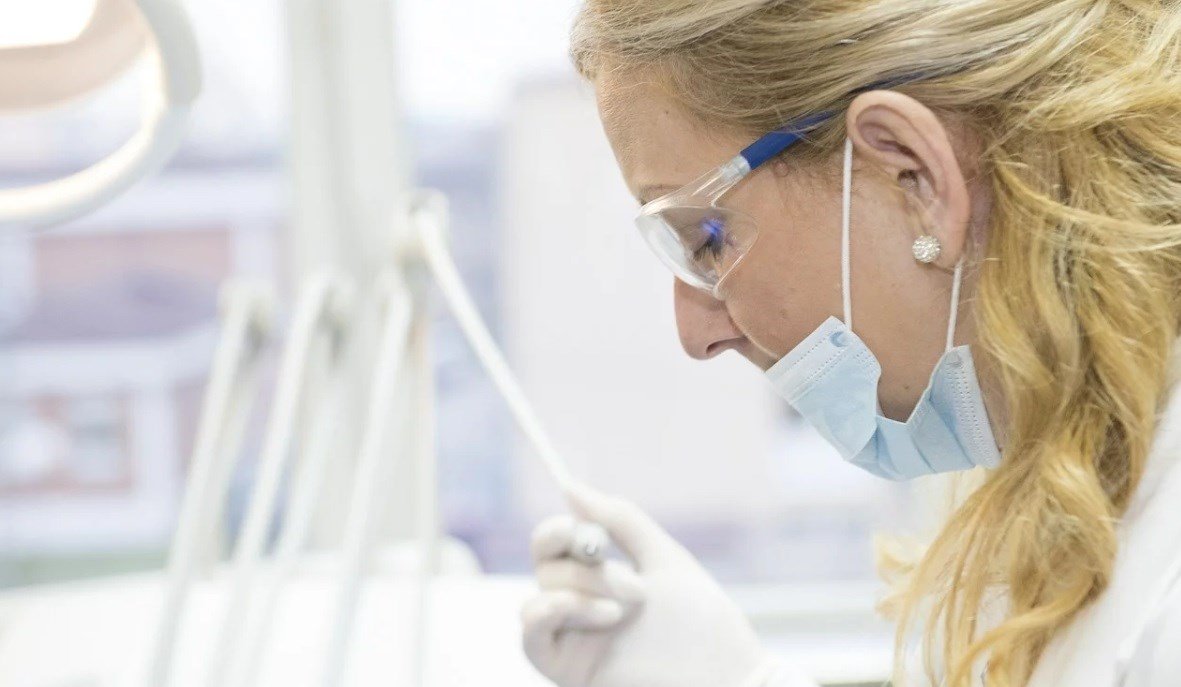 Els dentistes es preparen per obrir de forma progressiva