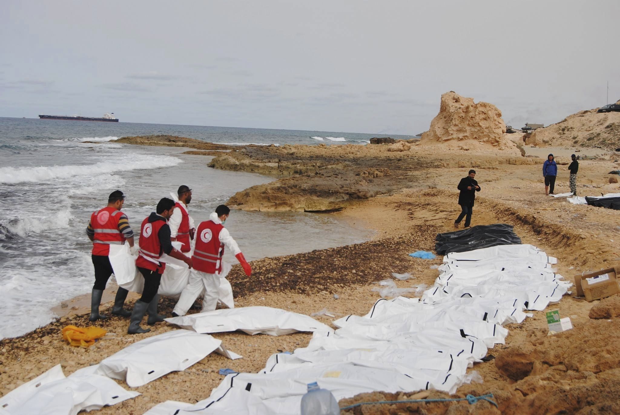 Hallan 74 cadáveres de inmigrantes frente a la costa de Libia