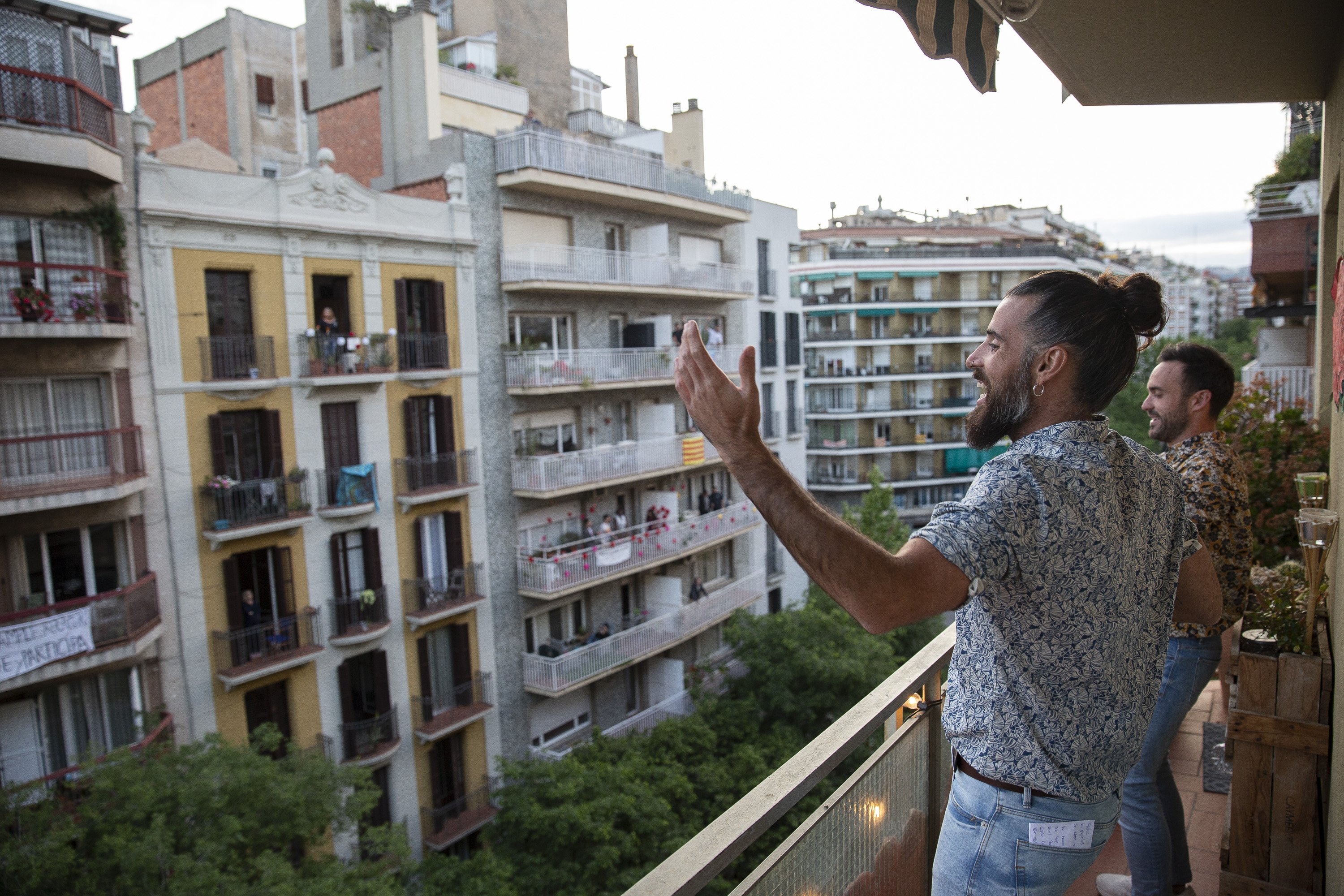 ‘Barcelona als balcons’ fa una crida a cantar i ballar dissabte