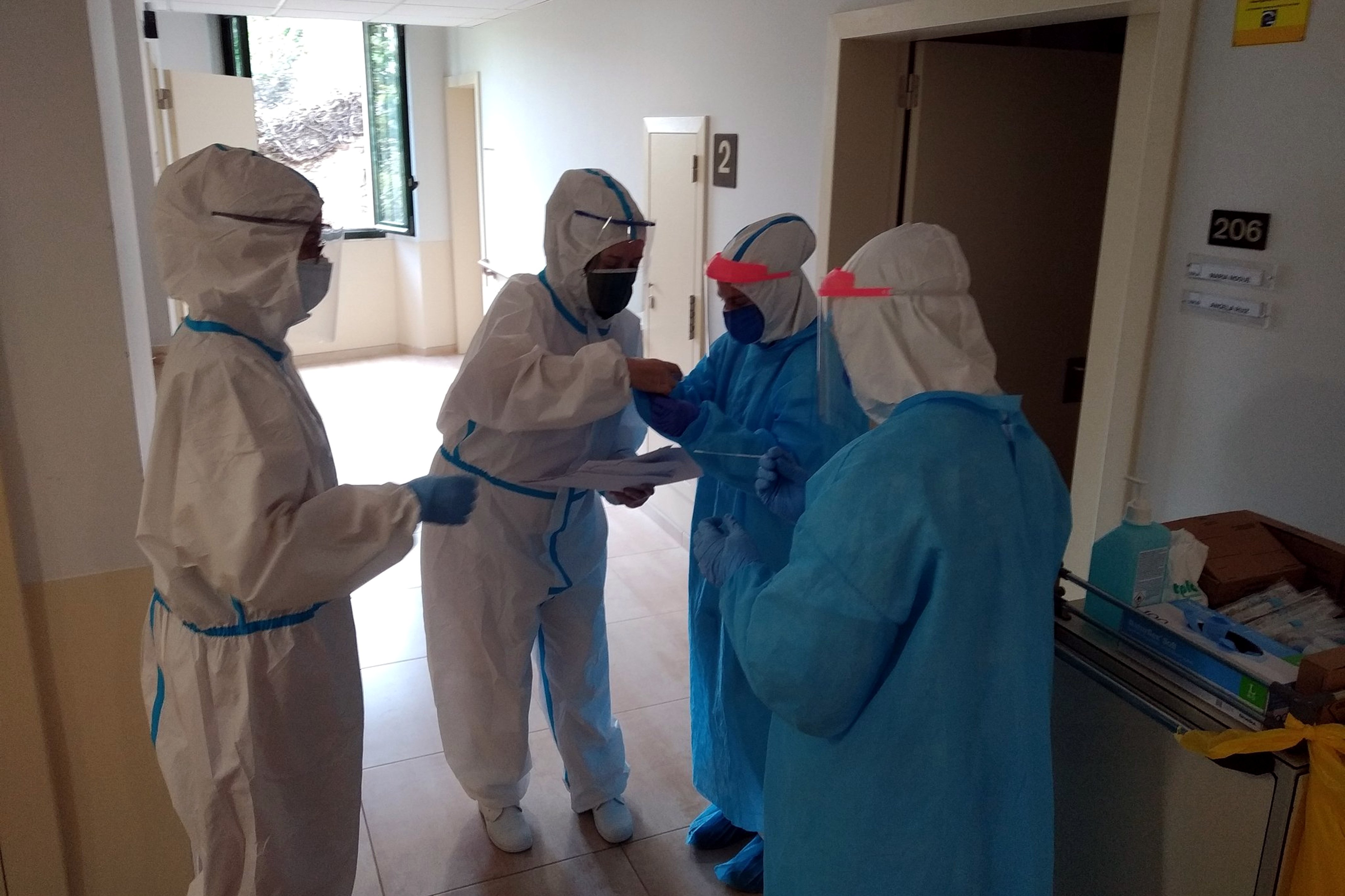 El TSJC ordena a Salut donar EPI i fer tests als treballadors de geriàtrics