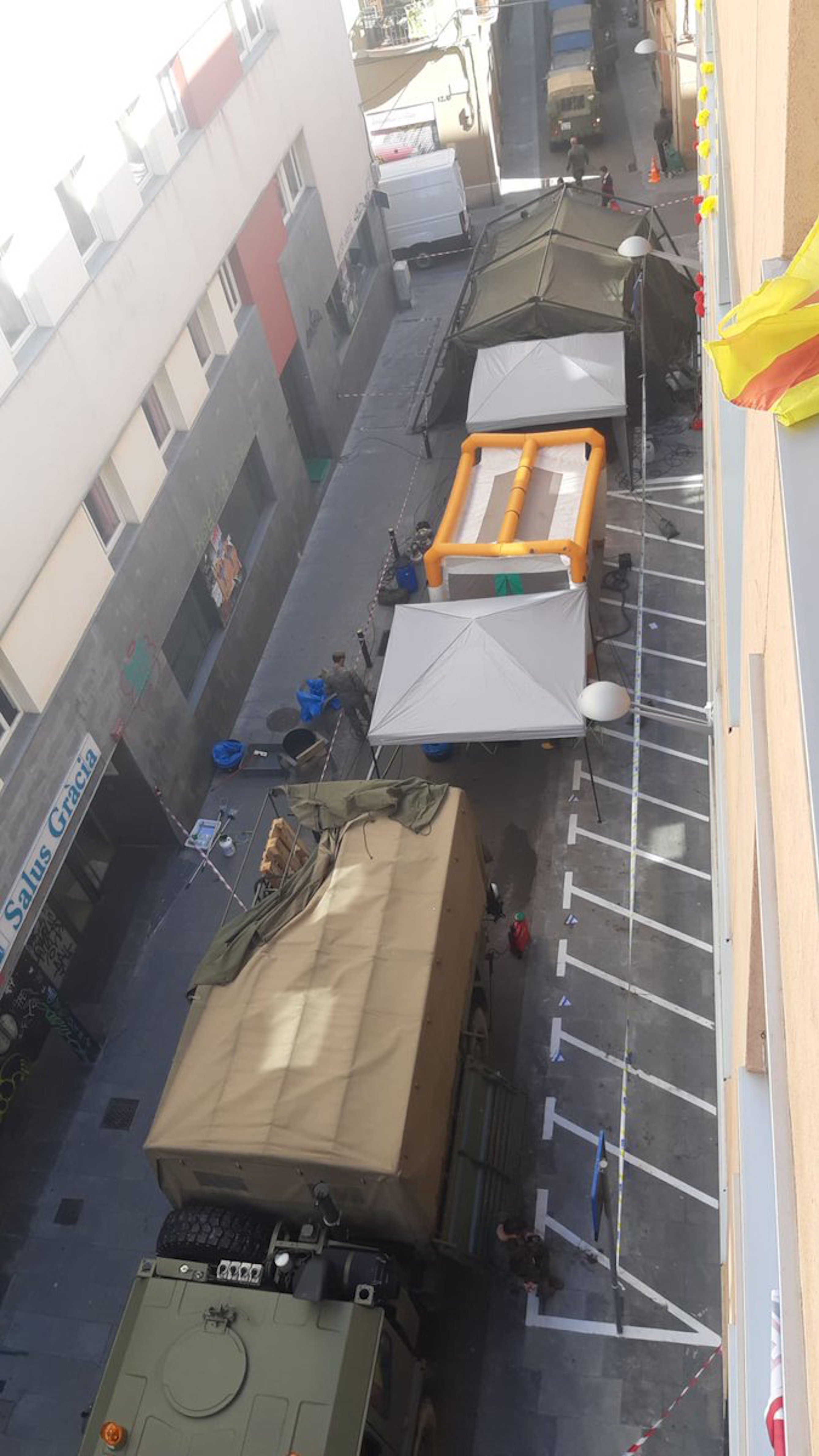 El ejército español despliega tiendas en medio de Gràcia
