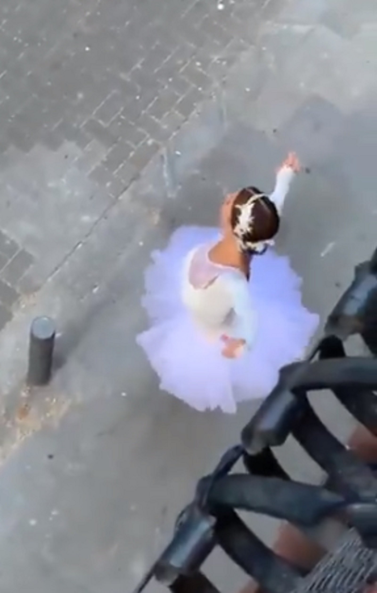 VÍDEO | Dansa confinada al carrer Verdi de Barcelona