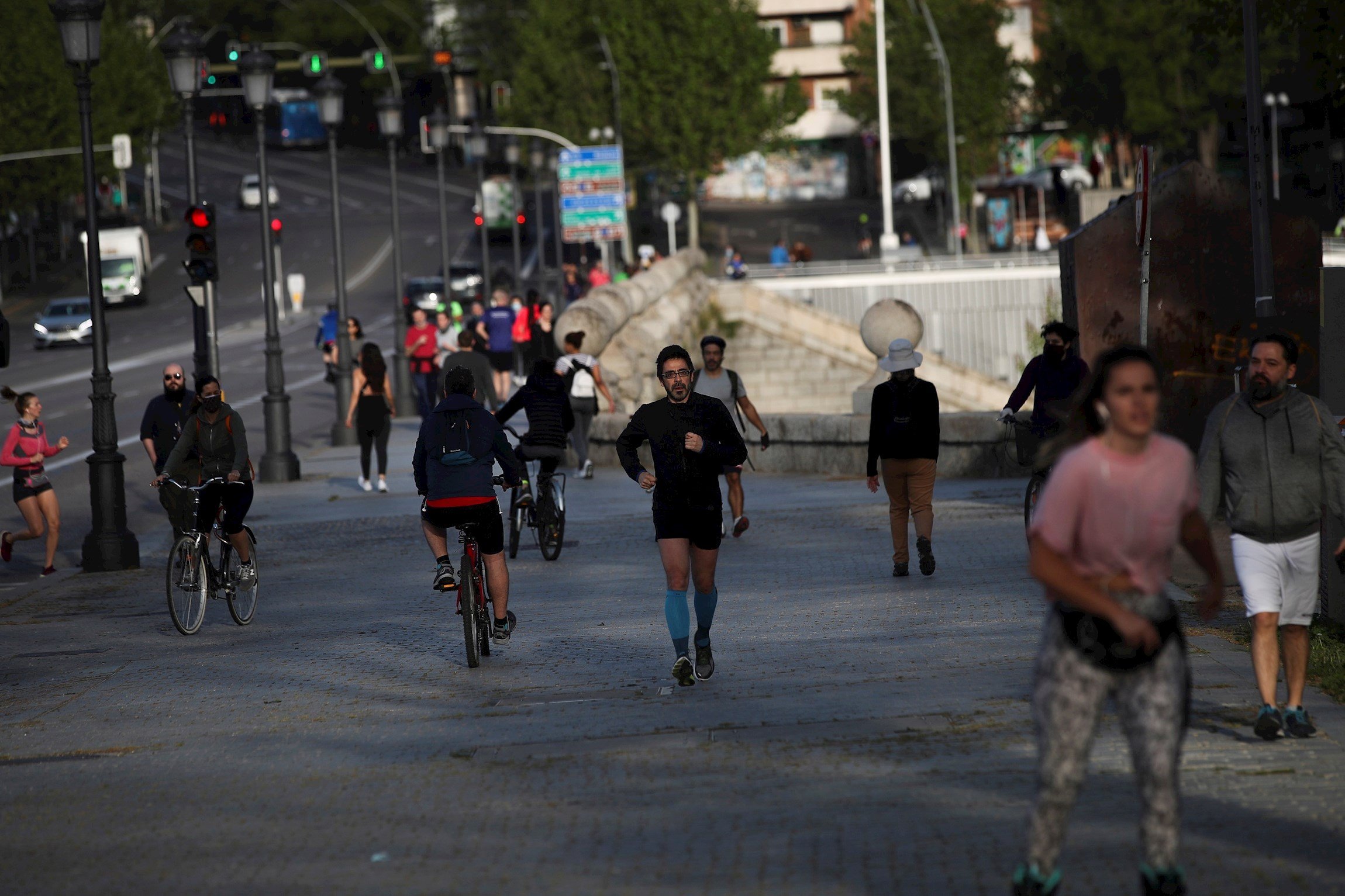 Insòlites imatges de Madrid: esport sobre l'asfalt i parcs tancats