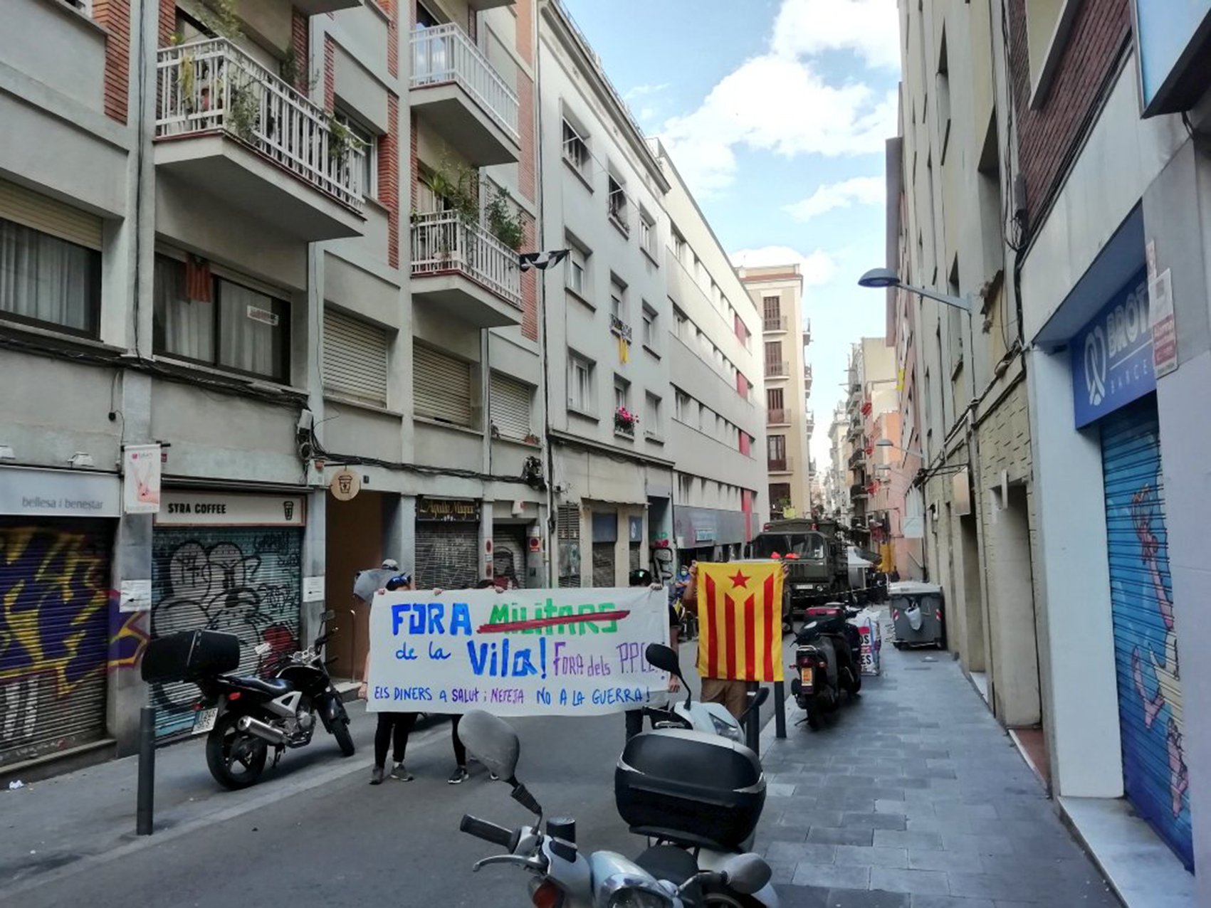 Coronavirus | Protesta independentista a Gràcia contra l'exèrcit espanyol