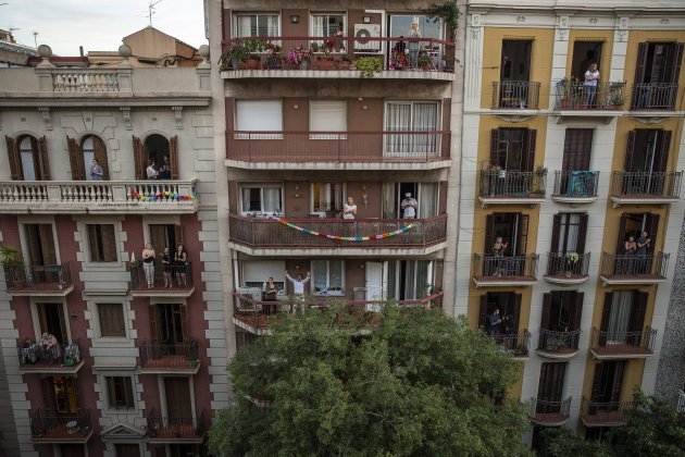 Confinament festa balcons eixample rocafort coronavirus - Sergi Alcazar