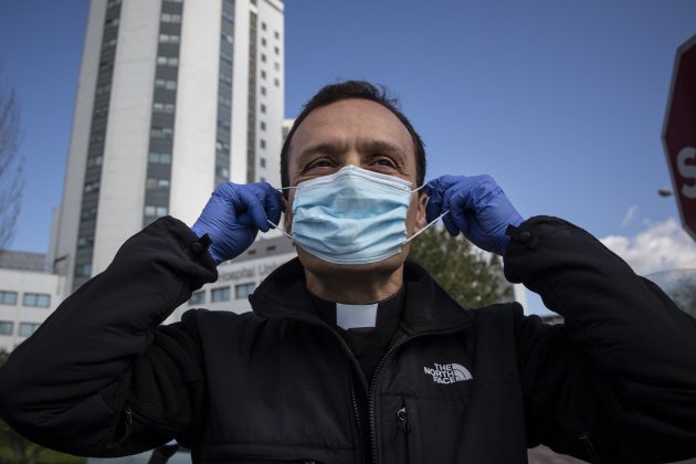 Coronavirus Mossèn Eduard Puig cura mascareta religió fe Hospital Bellvitge - Sergi Alcazar