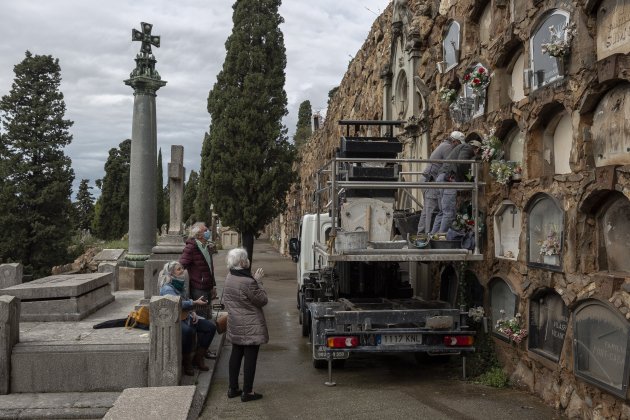 Coronavirus Cementiri Montjuïc Familia enterrament funeral - Sergi Alcazar