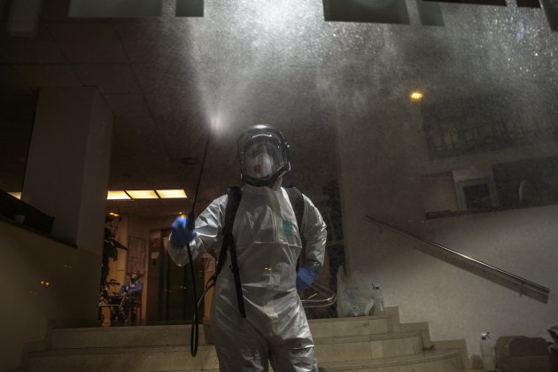 Coronavirus Bombers de Barcelona desinfeccio desinfectando residencia - Sergi Alcàzar