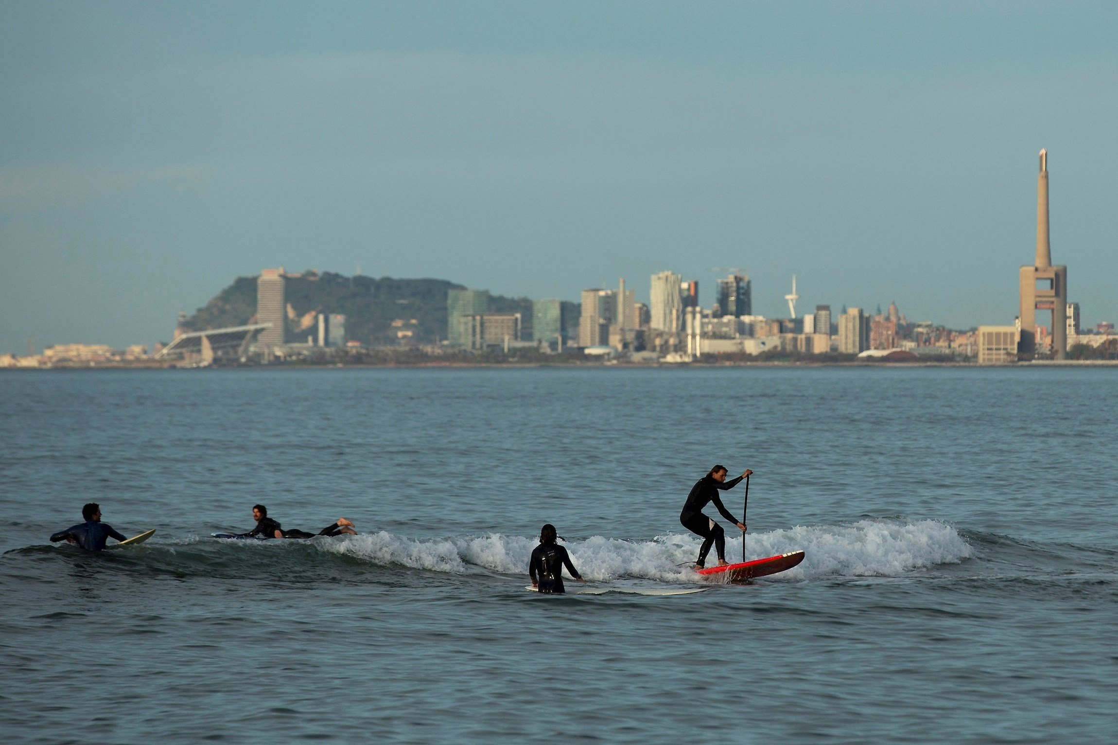 Barcelona regula la práctica del surf en caso de mal estado del mar