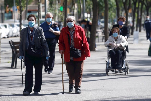 personas mayores abuelos coronavirus Barcelona EFE