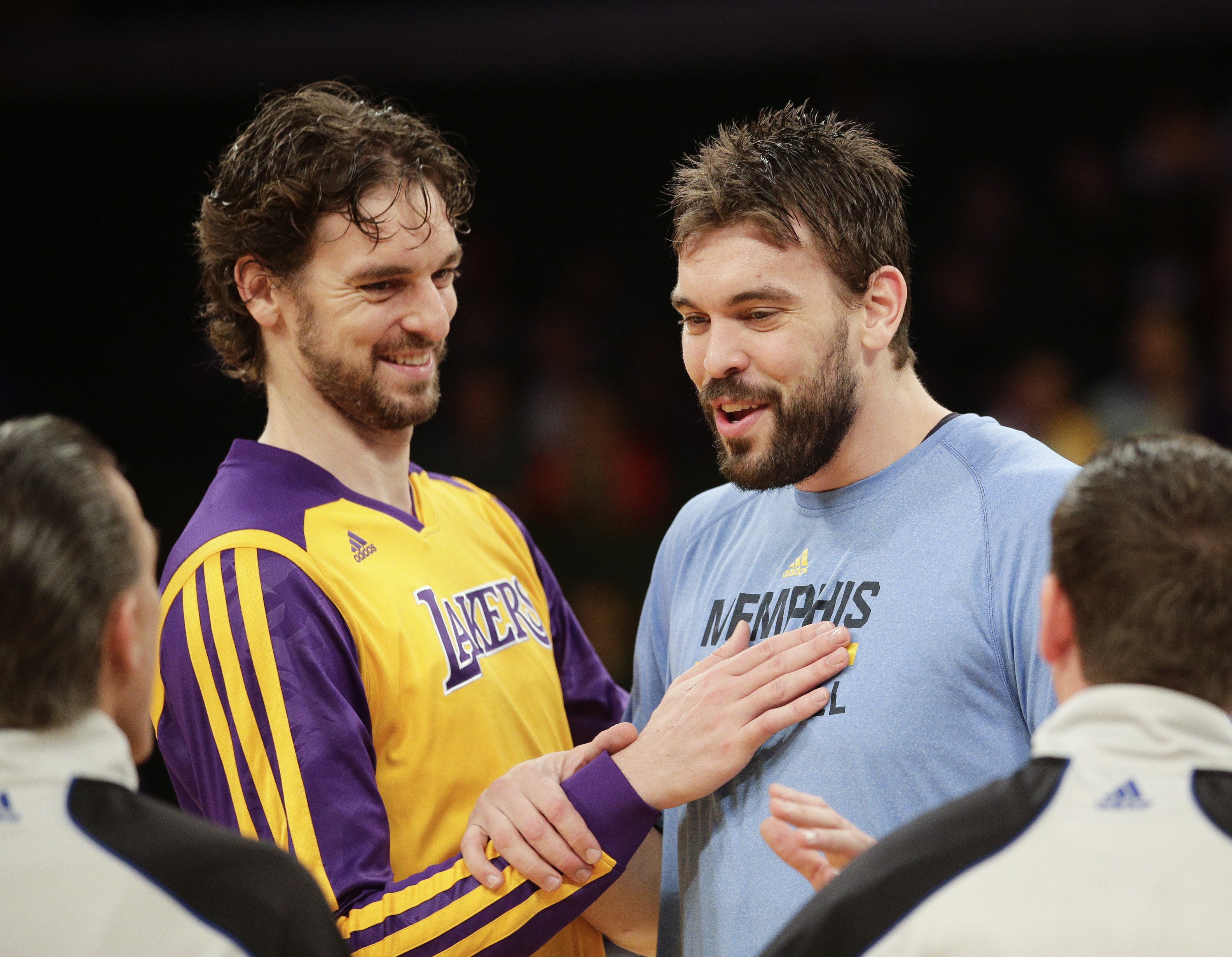 Pau Gasol es deixa estimar pels Lakers el dia que el fitxatge de Marc és oficial