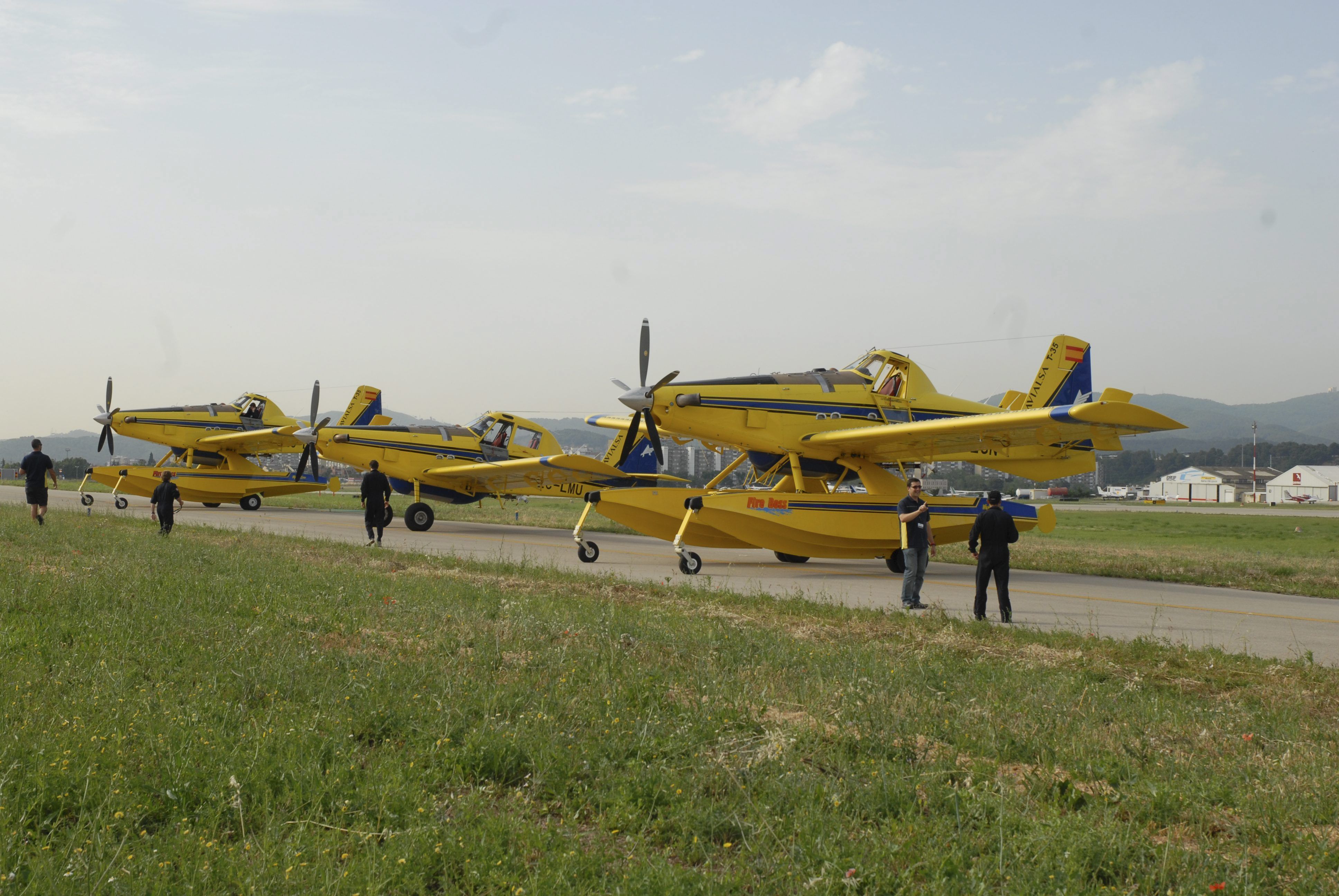 Sopars, nits d'hotel i regals als bombers per quedar-se amb els mitjans aeris