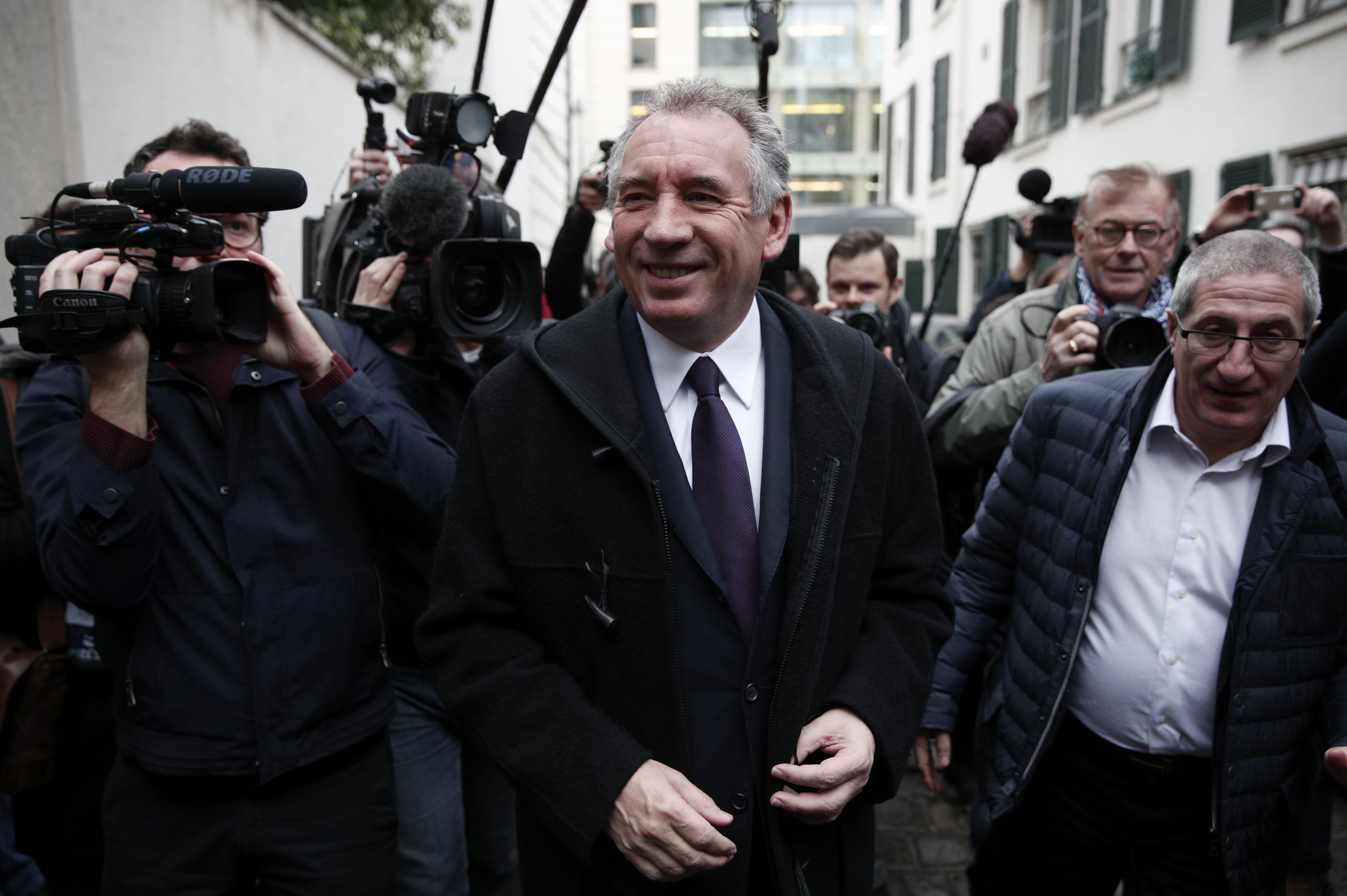 Bayrou ofrece una alianza a Macron y da alas a su candidatura