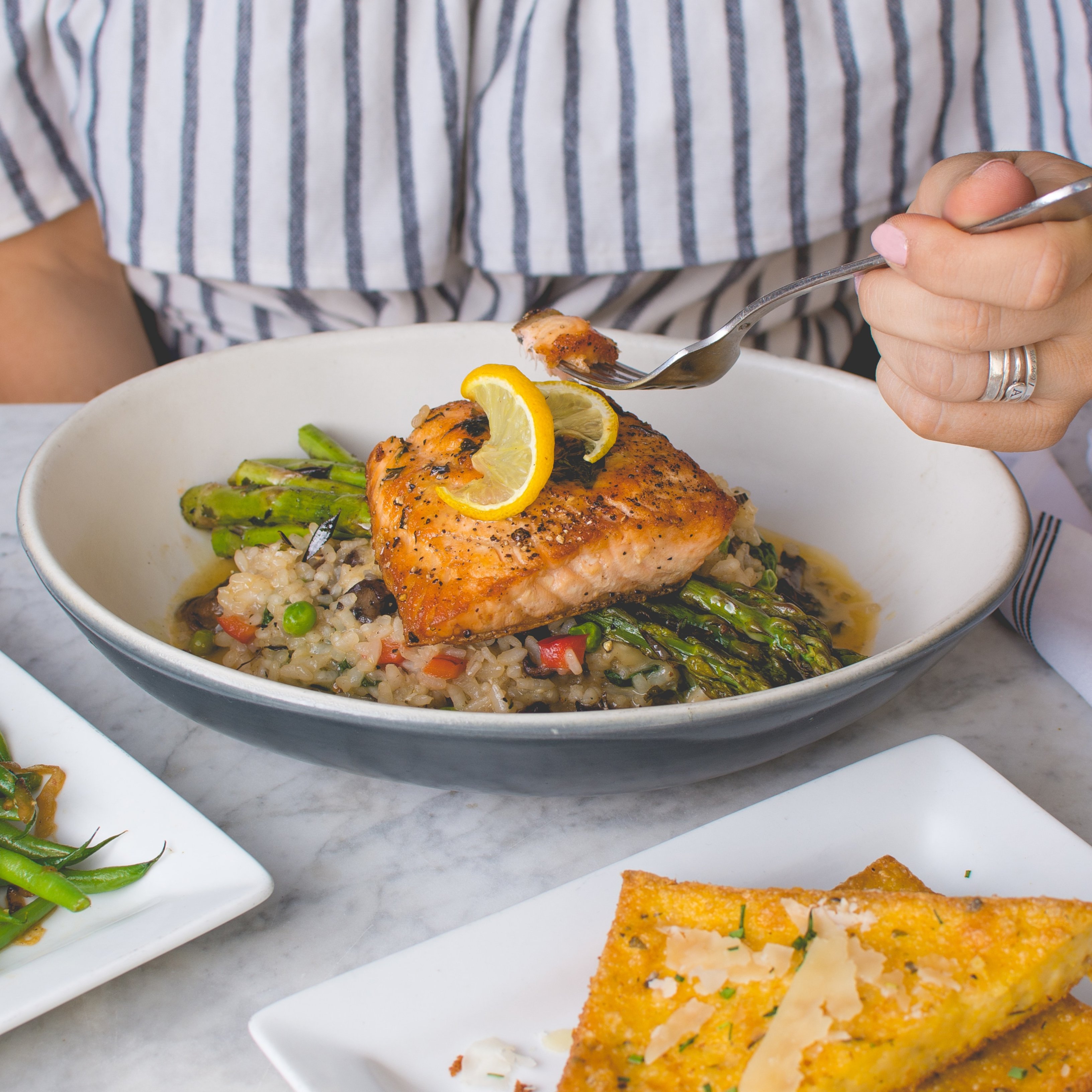 Los efectos adversos que cenar tarde provoca en la salud