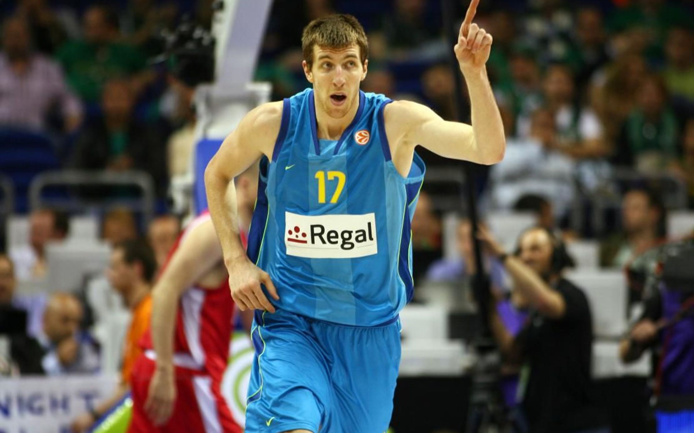 El exjugador del Barça de baloncesto Fran Vázquez anuncia su retirada
