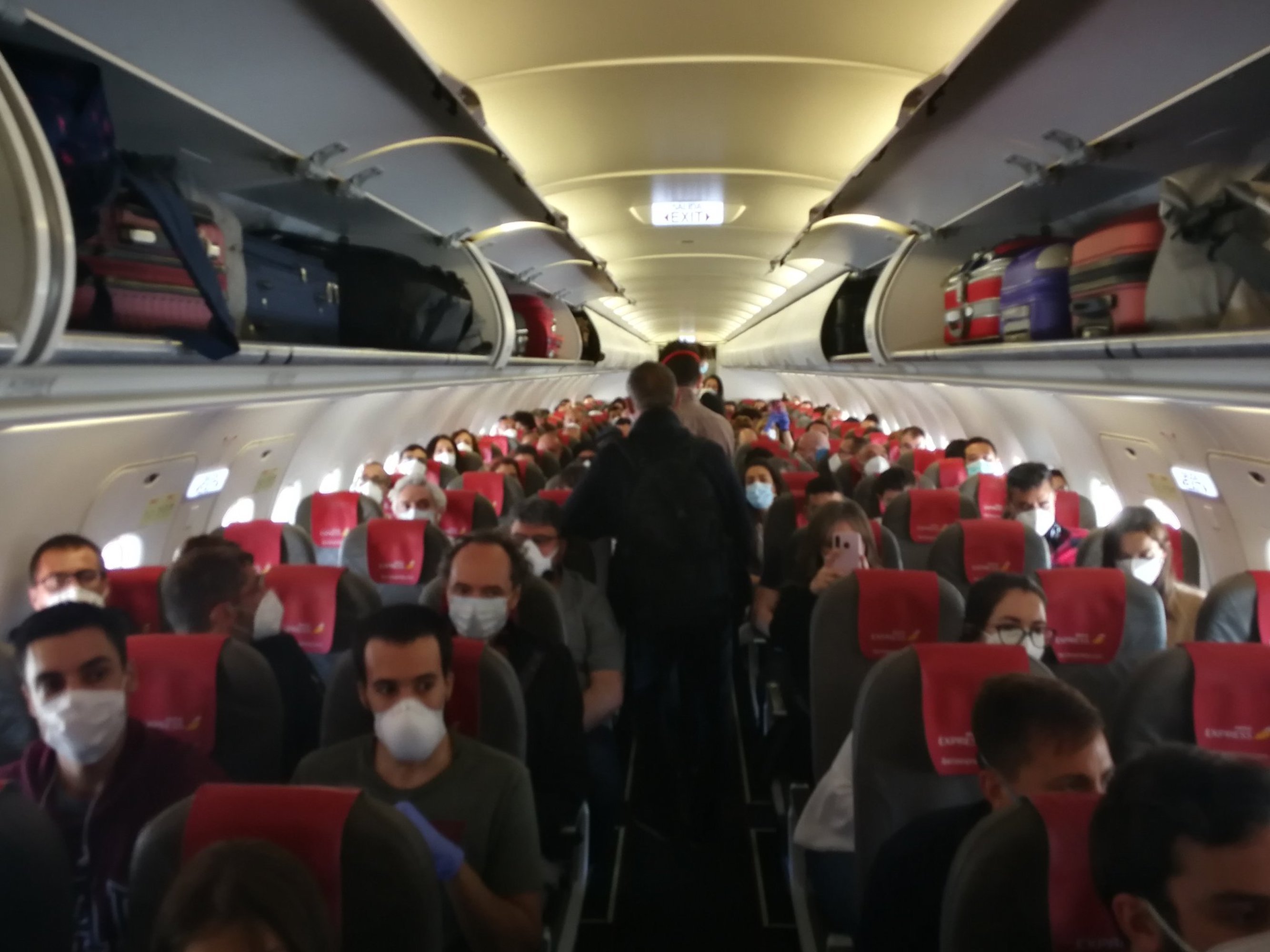Tensió en un vol a Gran Canària per la falta de distanciament de seguretat