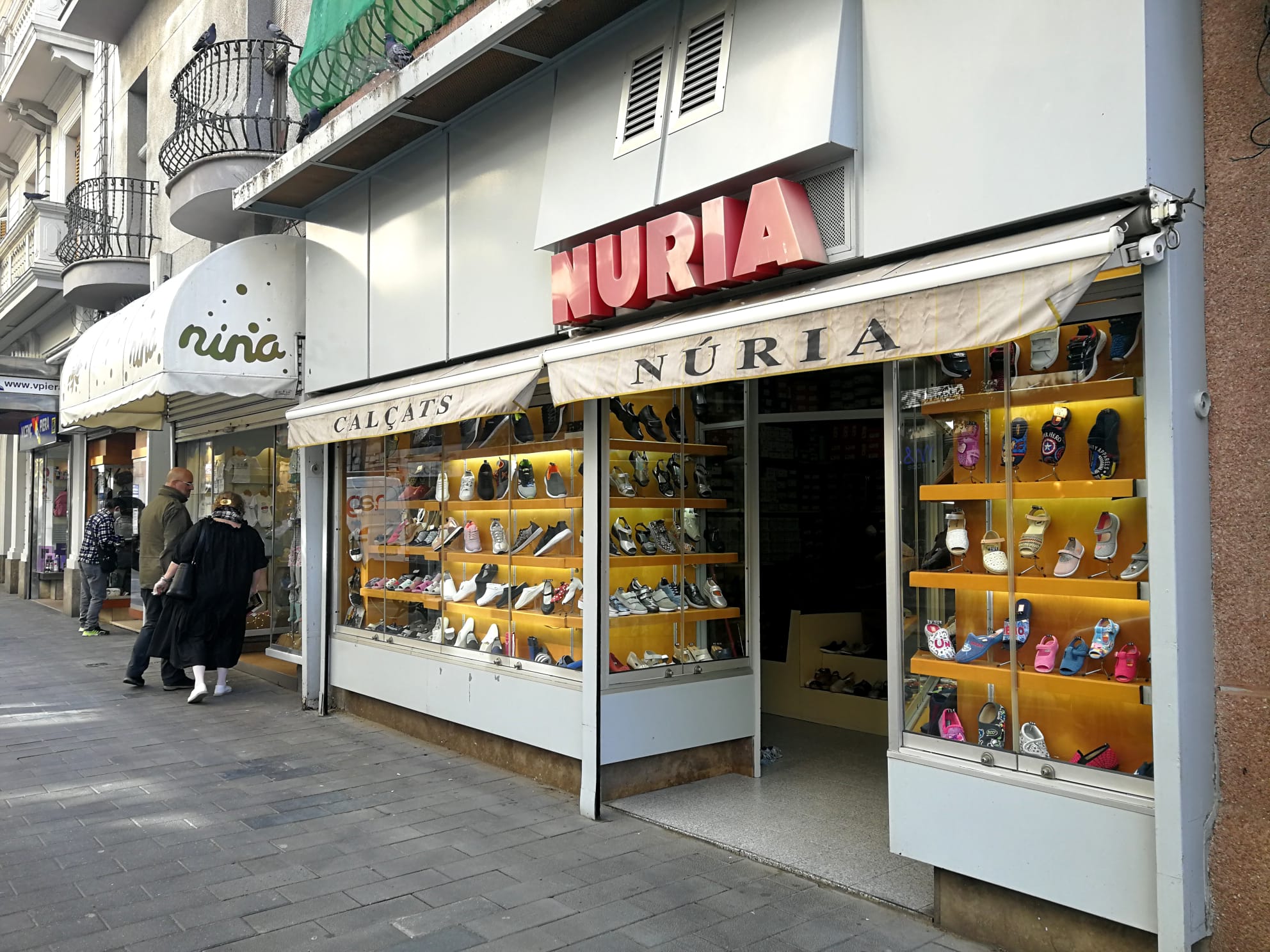 Tarragona es desperta amb la reobertura de comerços i bars