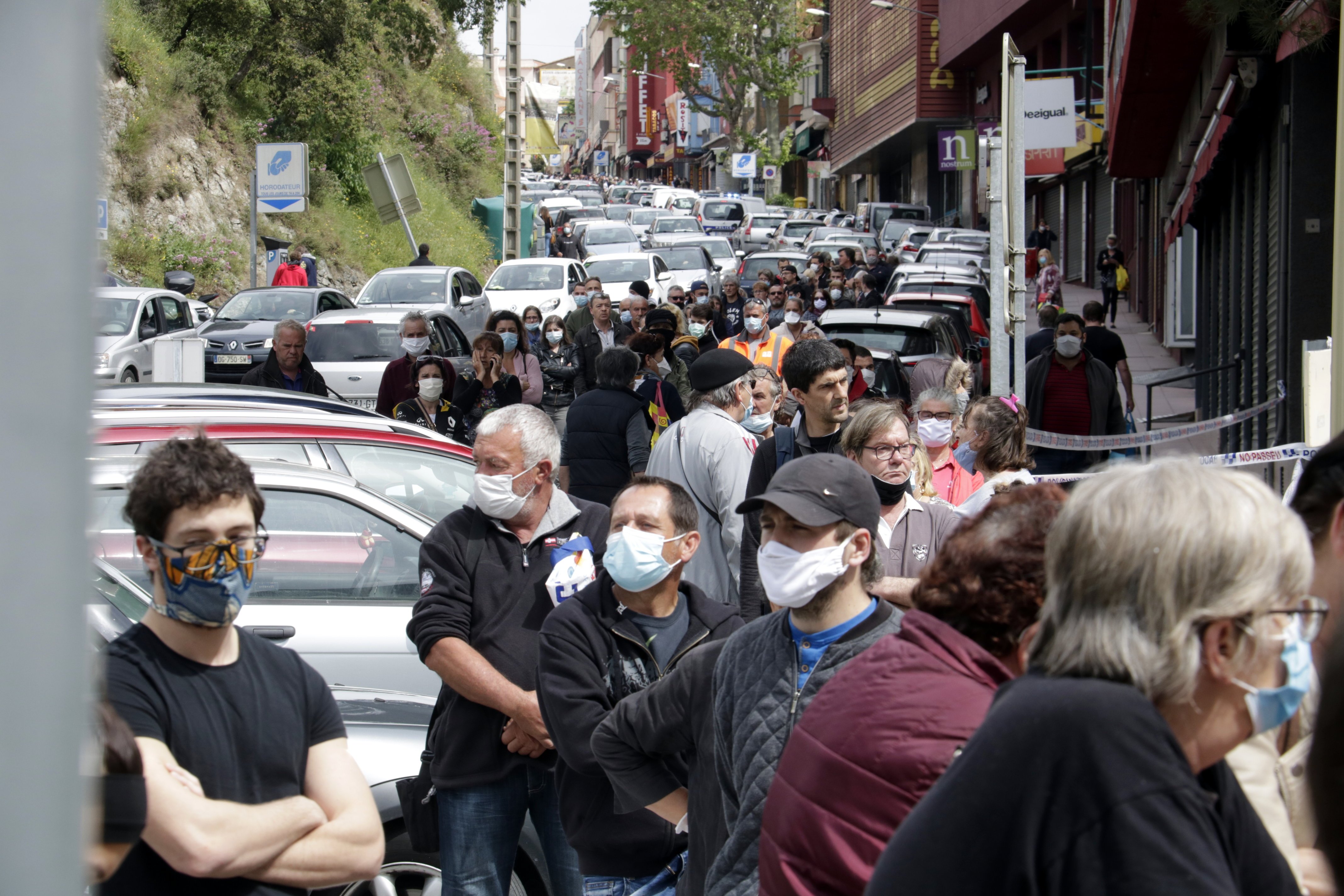 Allau de compradors al Pertús per l'inici del desconfinament a la Catalunya Nord