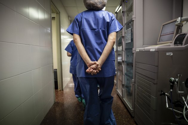 Coronavirus Hospital Clínc infermera mans al darrera - Sergi Alcazar