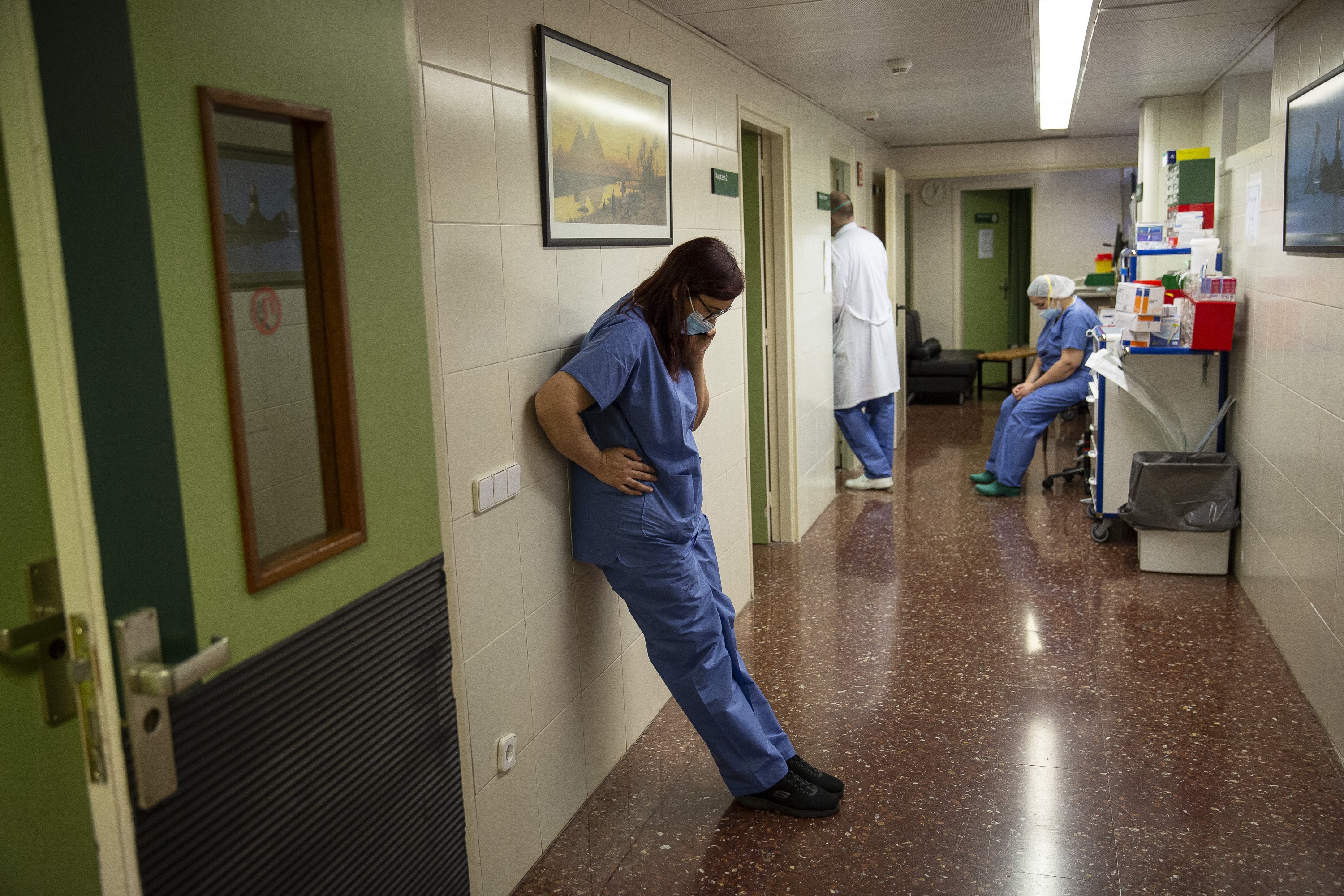 Médicos y enfermeras hacen 2 minutos de silencio por los compañeros muertos