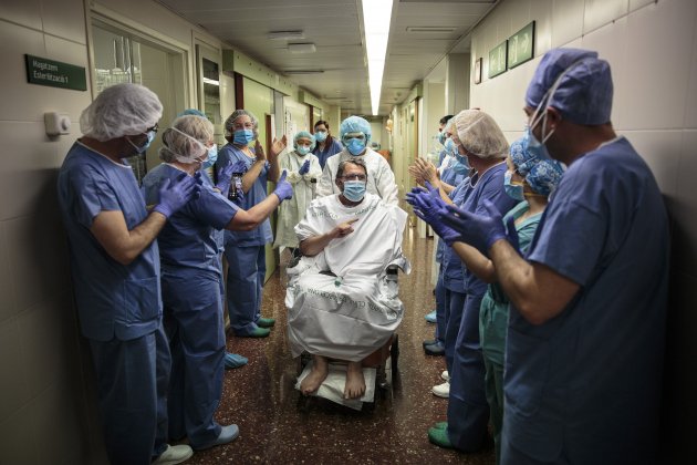 UCI Hospital Clinic enfermeras alta paciente coronavirus - Sergi Alcazar