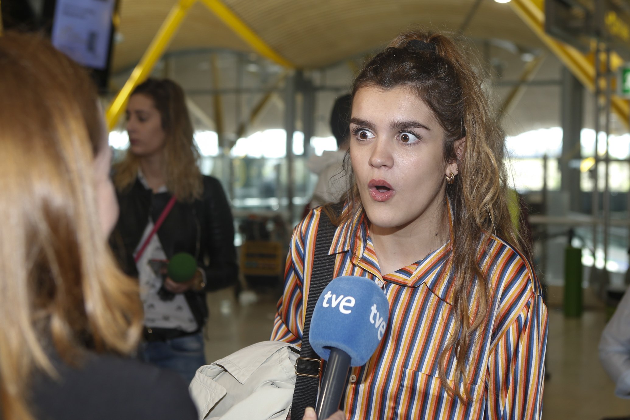 Amaia y la DGT encienden la polémica por un anuncio: la cantante "muere" atropellada | VÍDEO