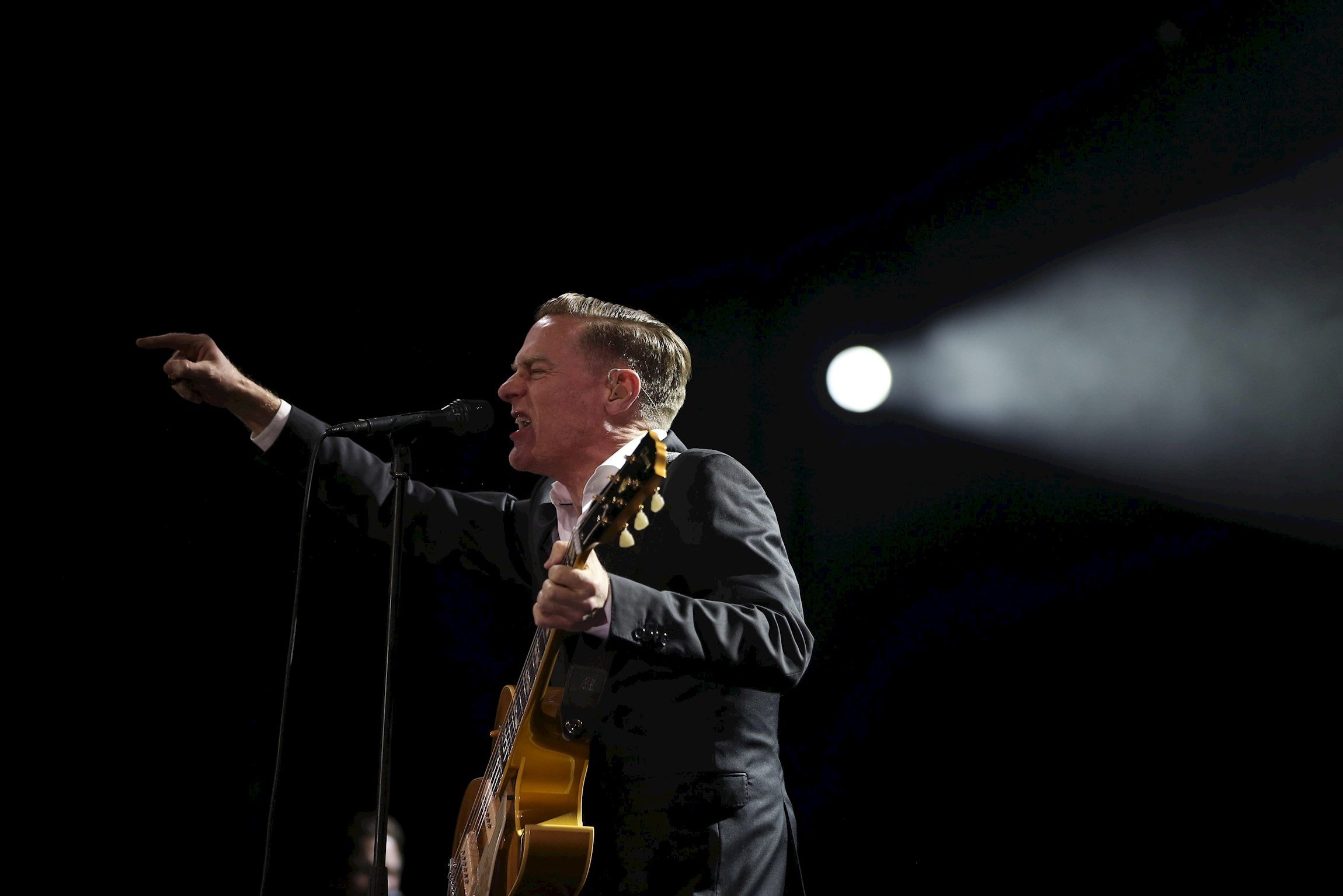 Bryan Adams se disculpa por sus comentarios racistas por el coronavirus