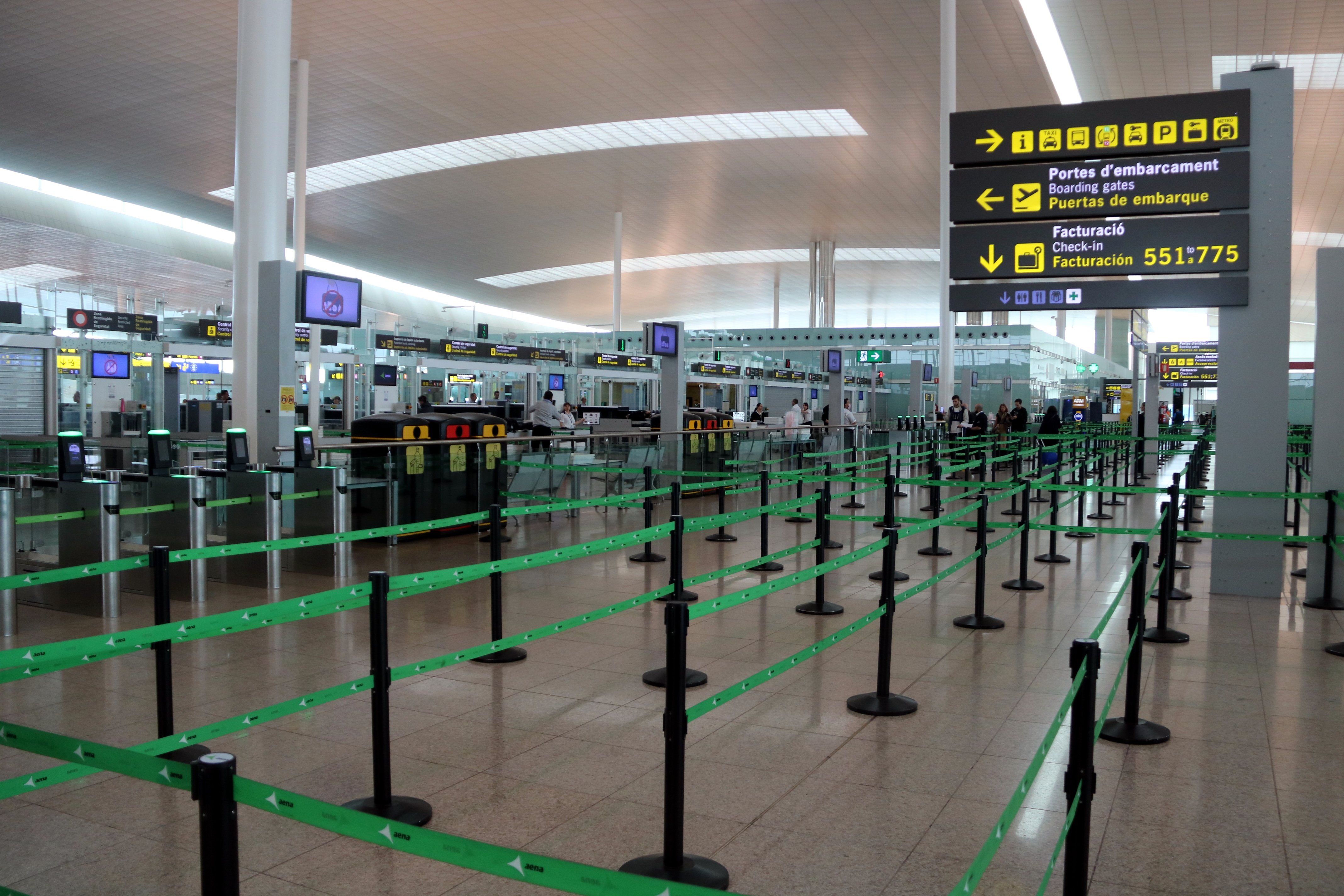 Aena retarda els plans d'ampliació del Prat i  Barajas pel coronavirus