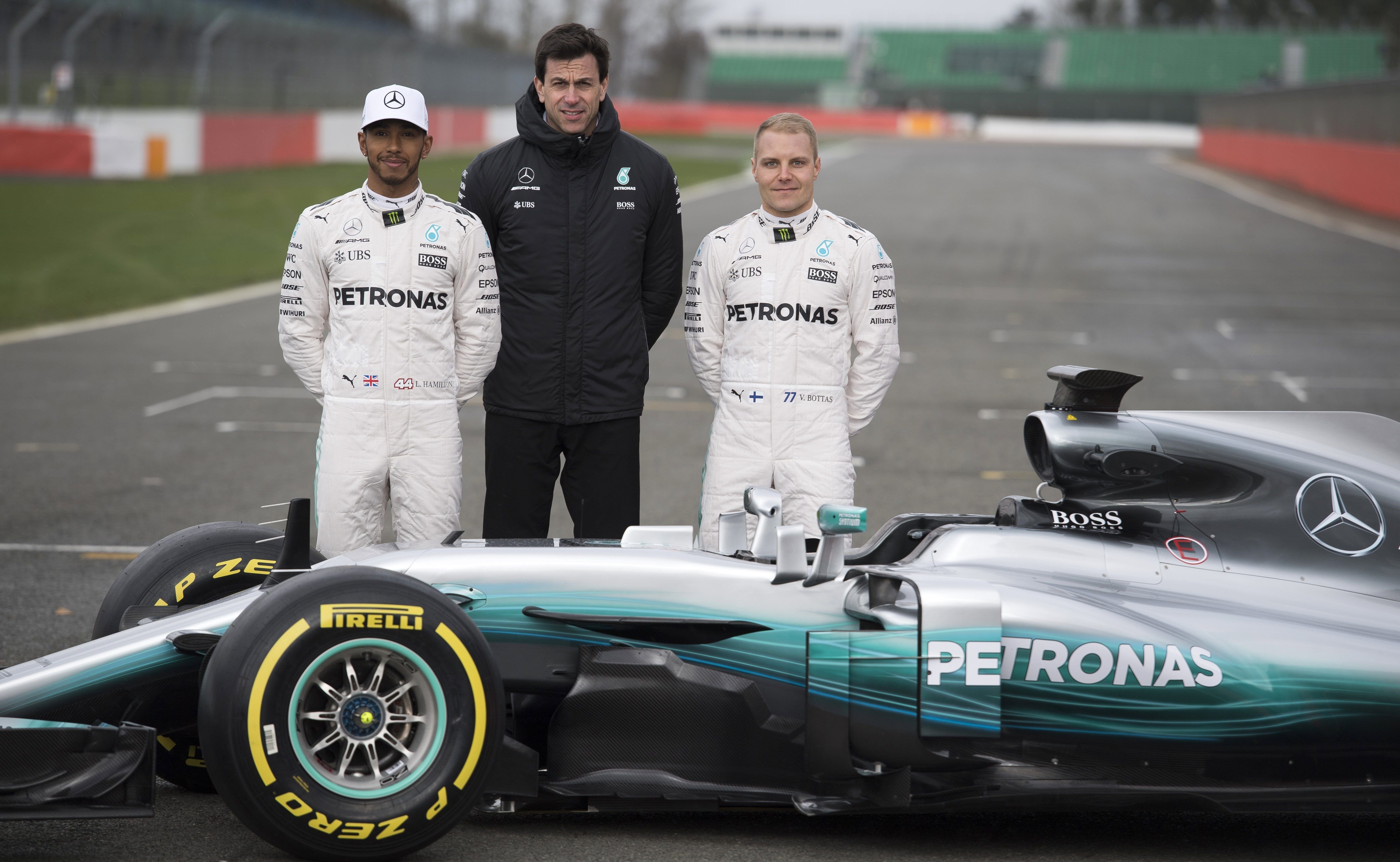 Hamilton y Bottas presentan el W08, el nuevo monoplaza de Mercedes