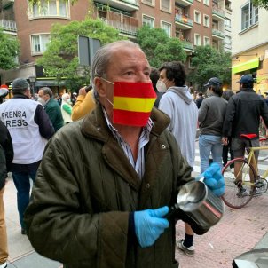 mascareta bandera espanya barri salamanca manifestacio coronavirus - nicolas tomas