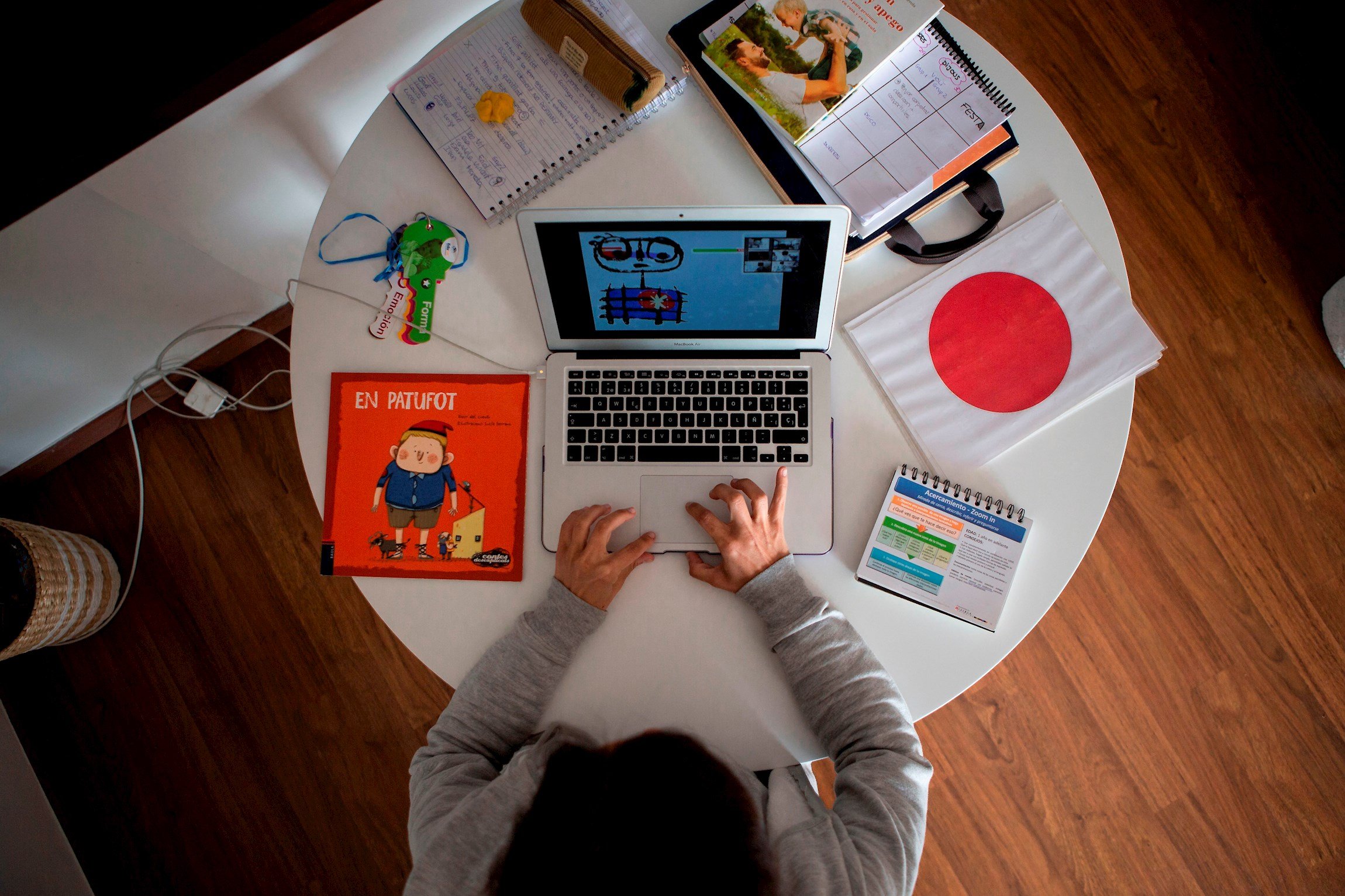 Ansiedad, fatiga mental y culpa: La realidad de las madres que teletrabajan