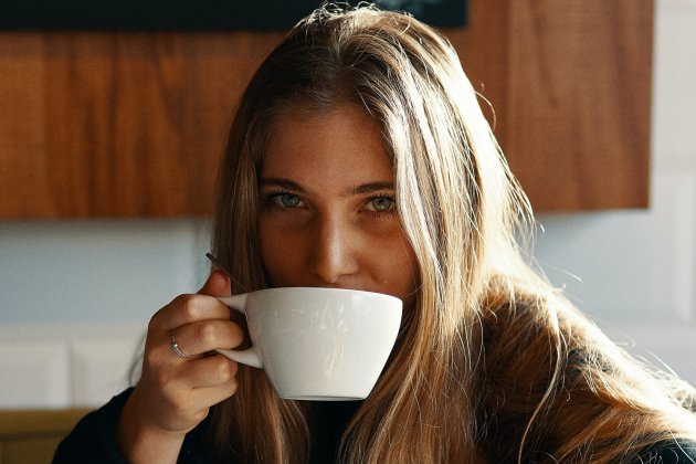 Mujer café