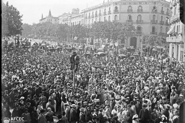 Congregació de gent a l'avinguda del portal de l'Àngel amb motiu de l'enterrament de mossèn Cinto Verdaguer