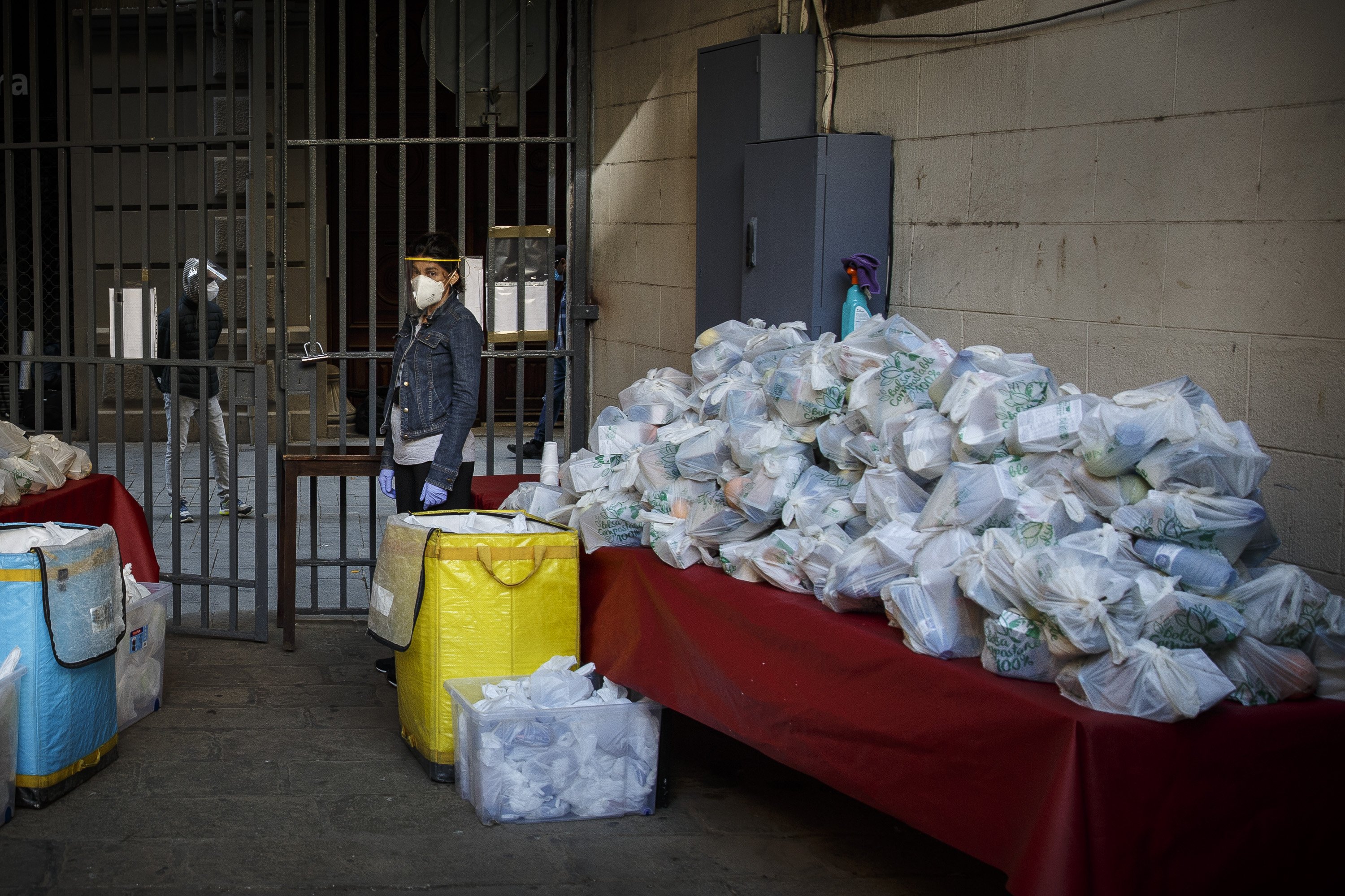 Colas para recoger alimentos: "No me habría imaginado nunca en esta situación"