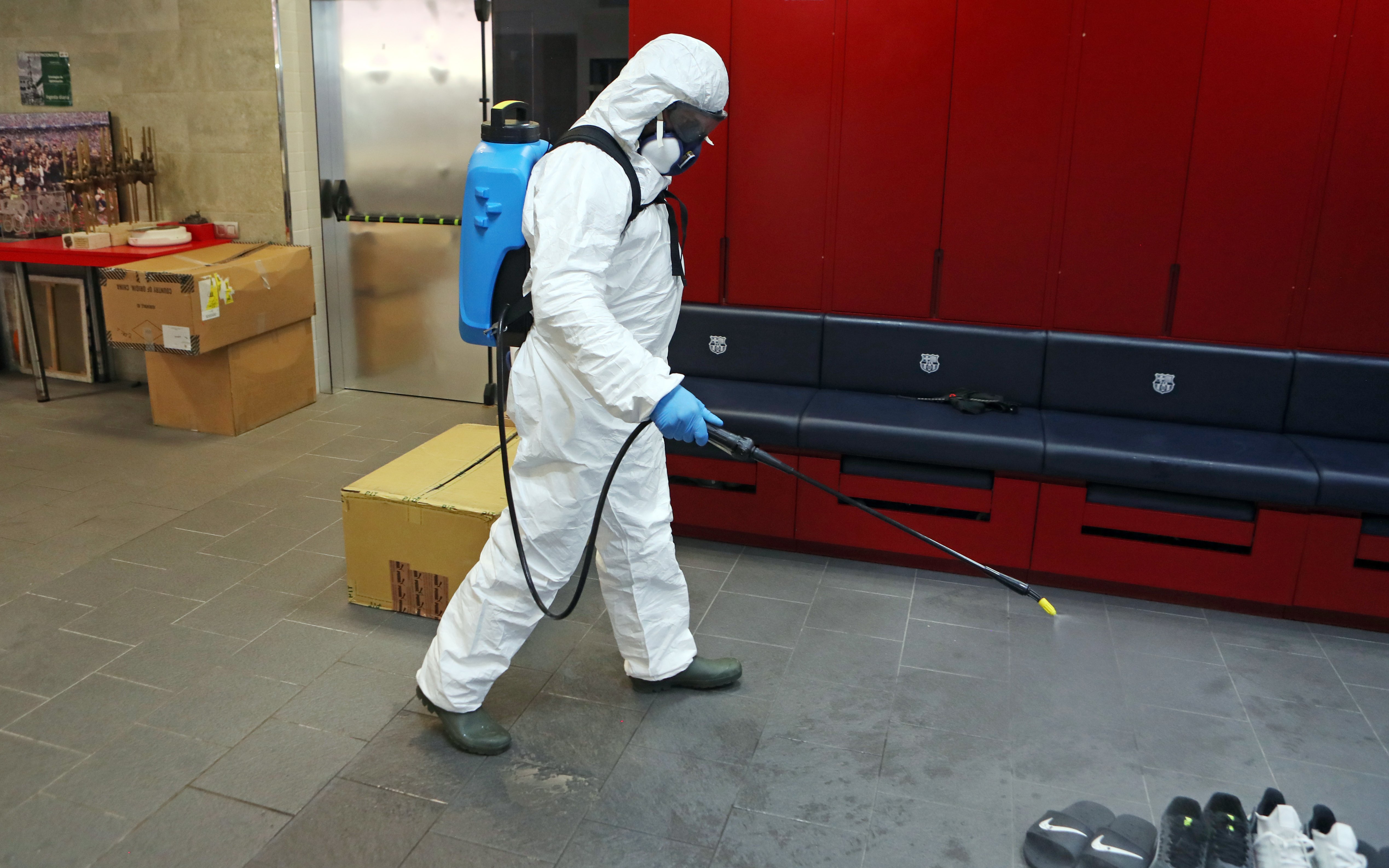 VÍDEO: Así desinfectan del coronavirus el vestuario del Barça