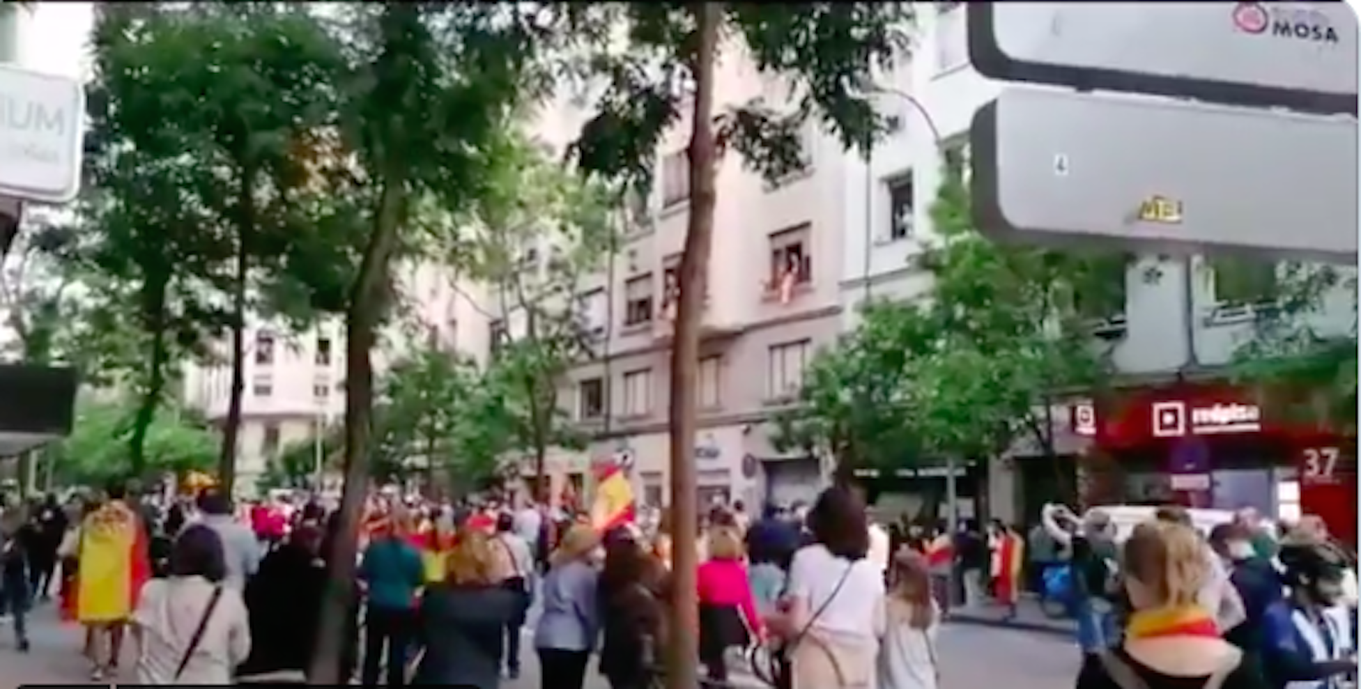 VIDEO | Les protestes ultres apugen el to i incorporen escarnis