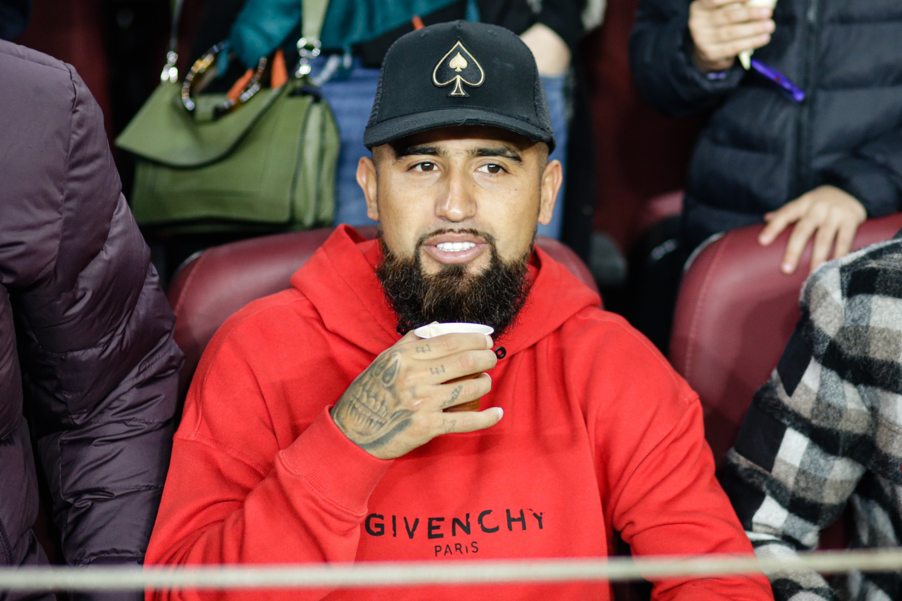 Arturo Vidal hace un directo de Instagram y la gente alucina: ¿va borracho?