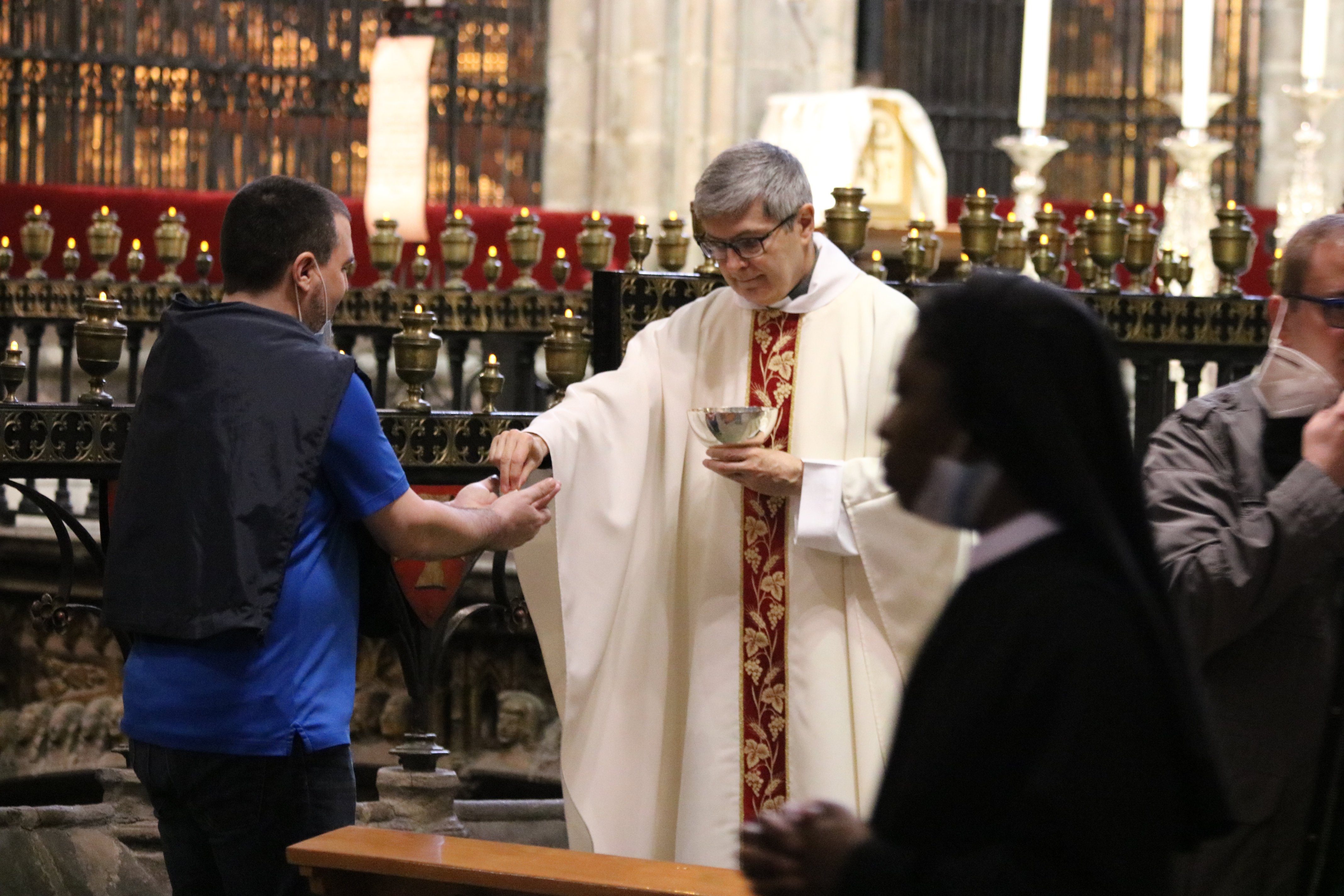 Poca gente en la primera misa en dos meses en la Catedral de Barcelona
