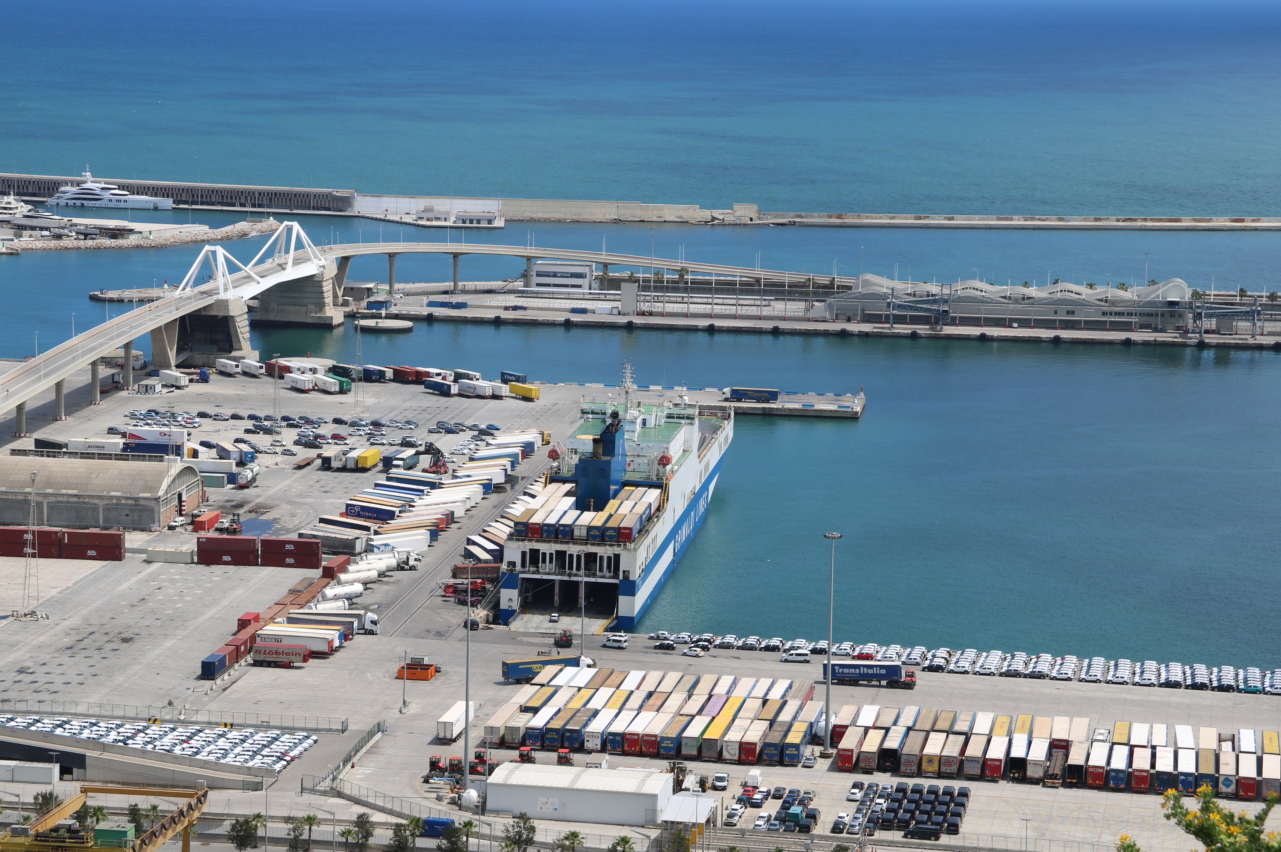 Comuns y PSOE votan en Europa en favor de recentralizar los puertos