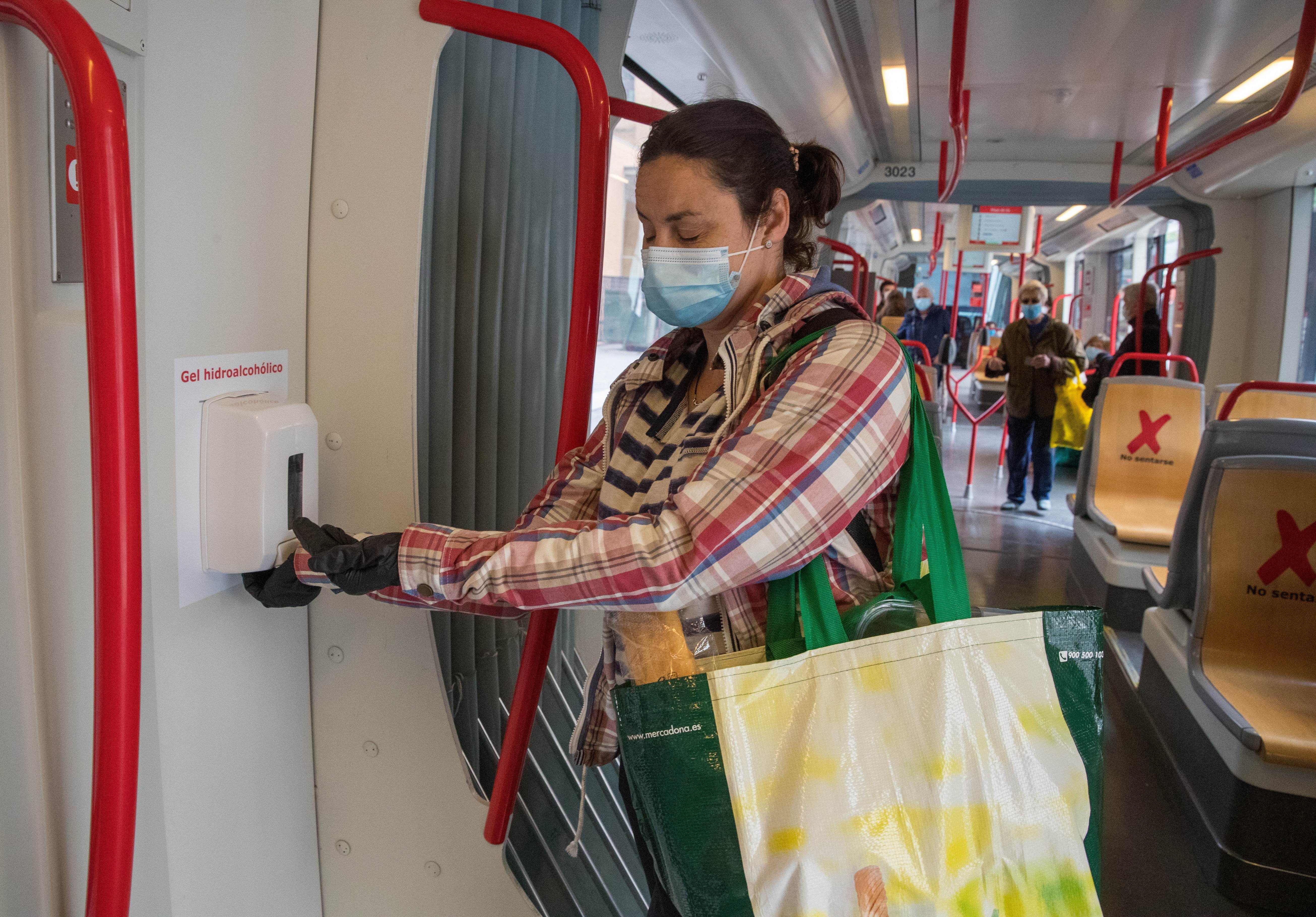 Una infermera dissenya un dispensador de gel hidroalcohòlic de contacte zero